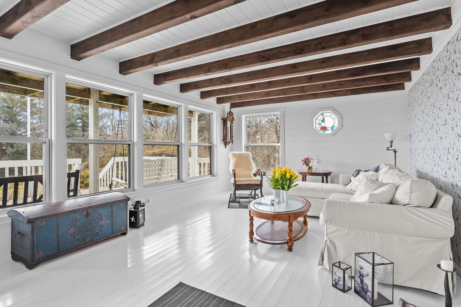 Koselig stuedel med store vinduer som gir utsikt over havgapet og rikelig med lysinnslipp Galleribilde