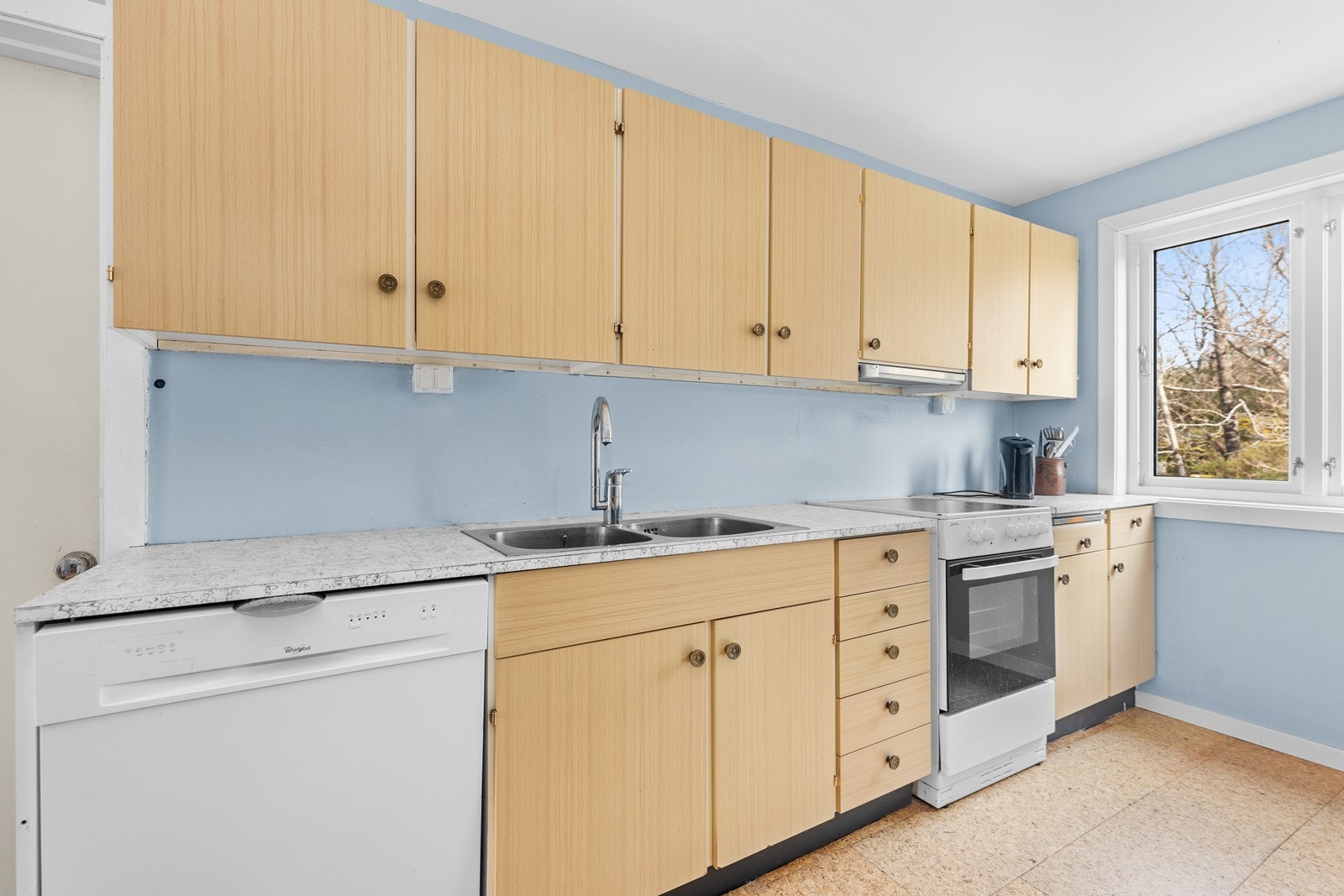 Kjøkkenet er innredet med over/underskap som gir god oppbevaringsplass Galleribilde