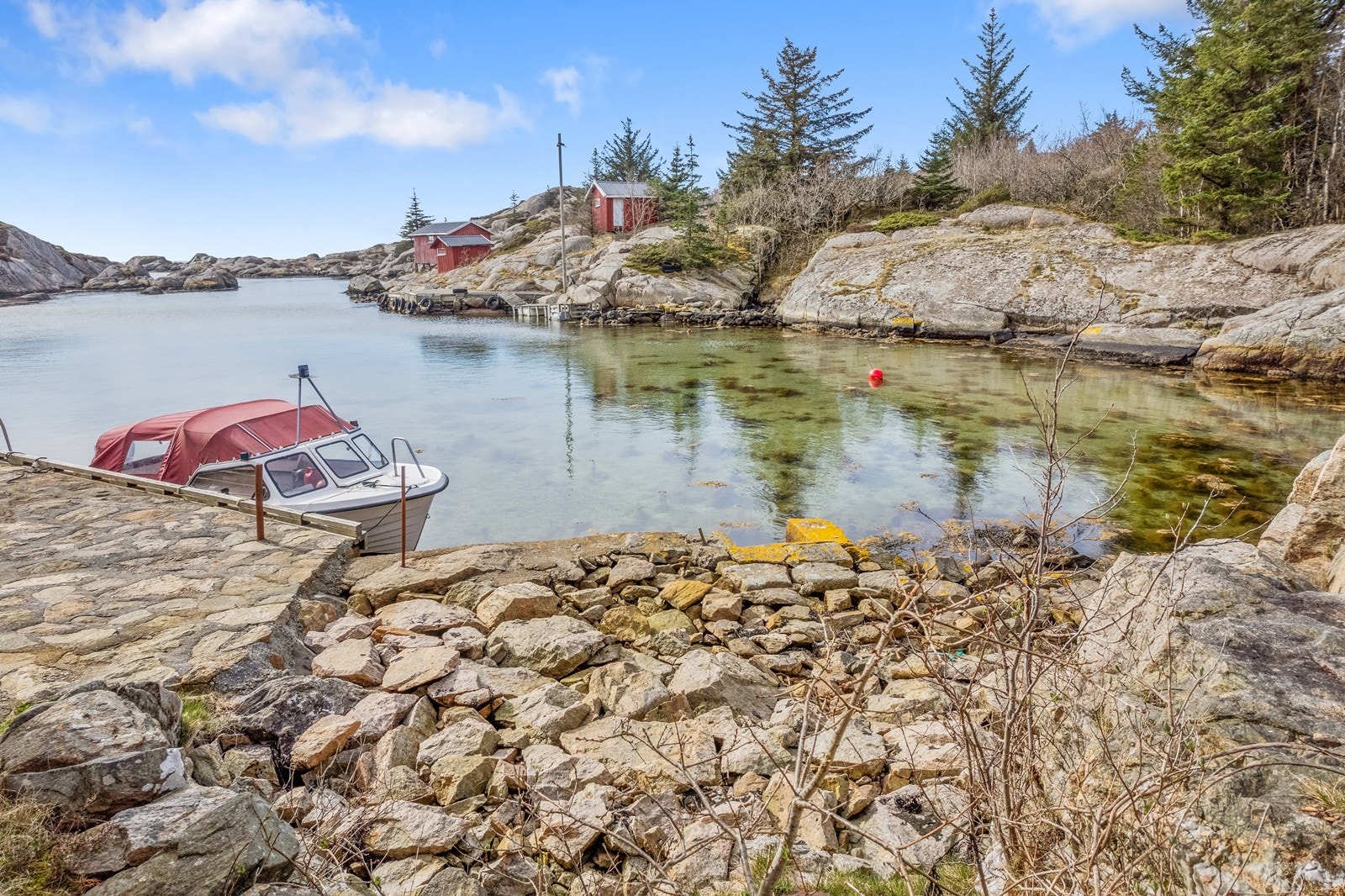 Fra den opprinnelige skylddelingen på eiendommen følger det et grensepunkt i bukten. Punktet med dens rettigheter medfølger. Se kart i prospekt Galleribilde