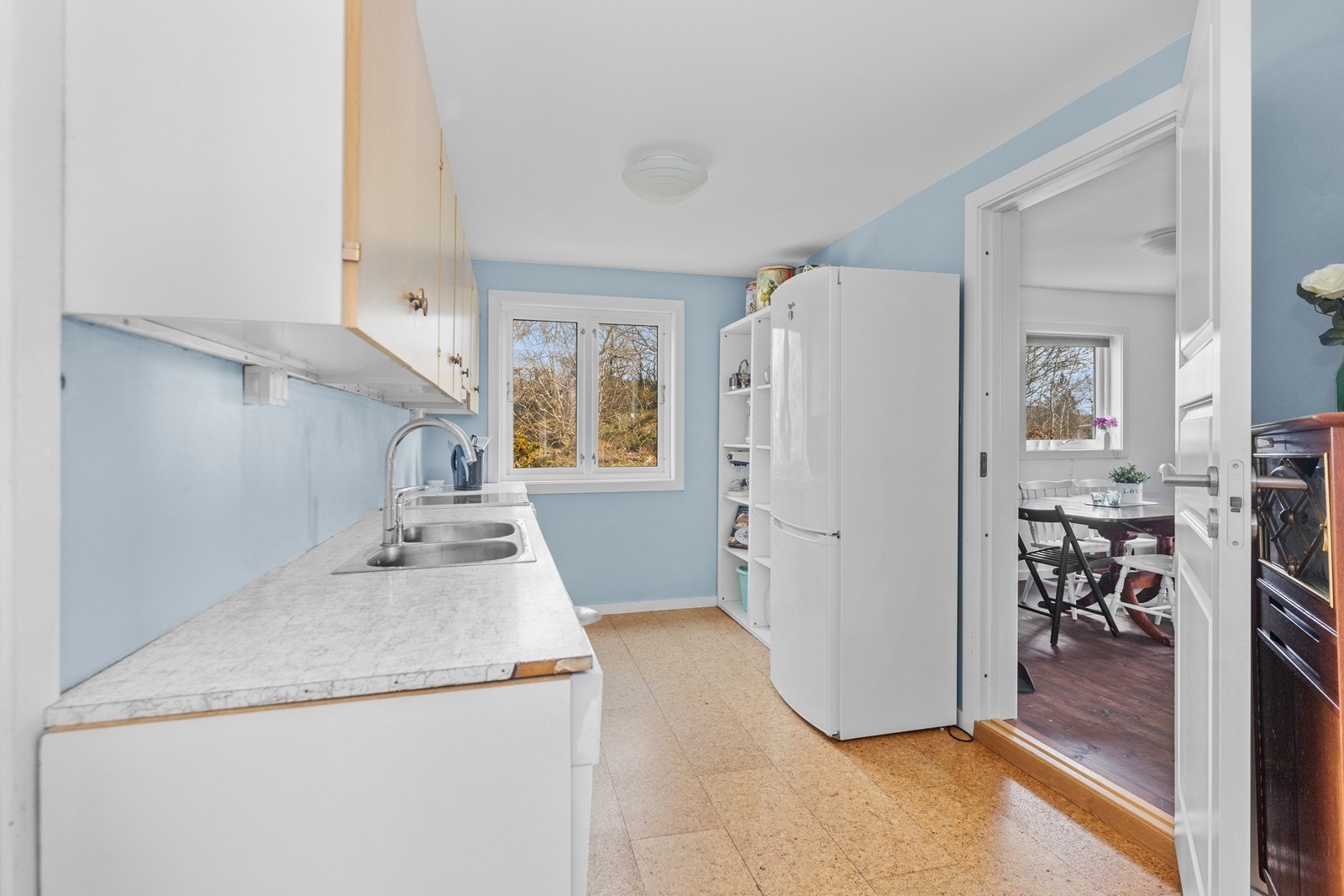 Eldre kjøkken i laminat/respatex utførelse med frittstående hvitevarer Galleribilde