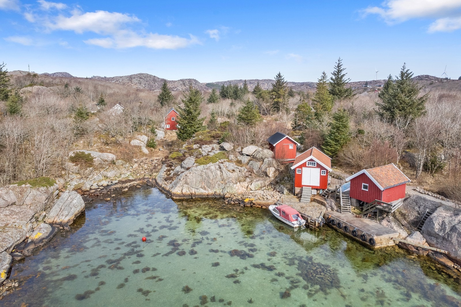 Fra den opprinnelige skylddelingen på eiendommen følger det et grensepunkt i bukten. Punktet med dens rettigheter medfølger. Se kart i prospekt Galleribilde