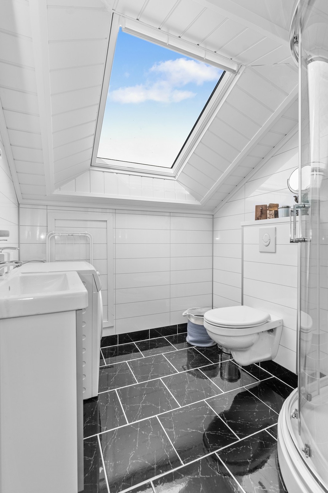 Bad av nyere dato med baderomspanel på vegger og fliser på
gulv samt malt panel i himling. Galleribilde