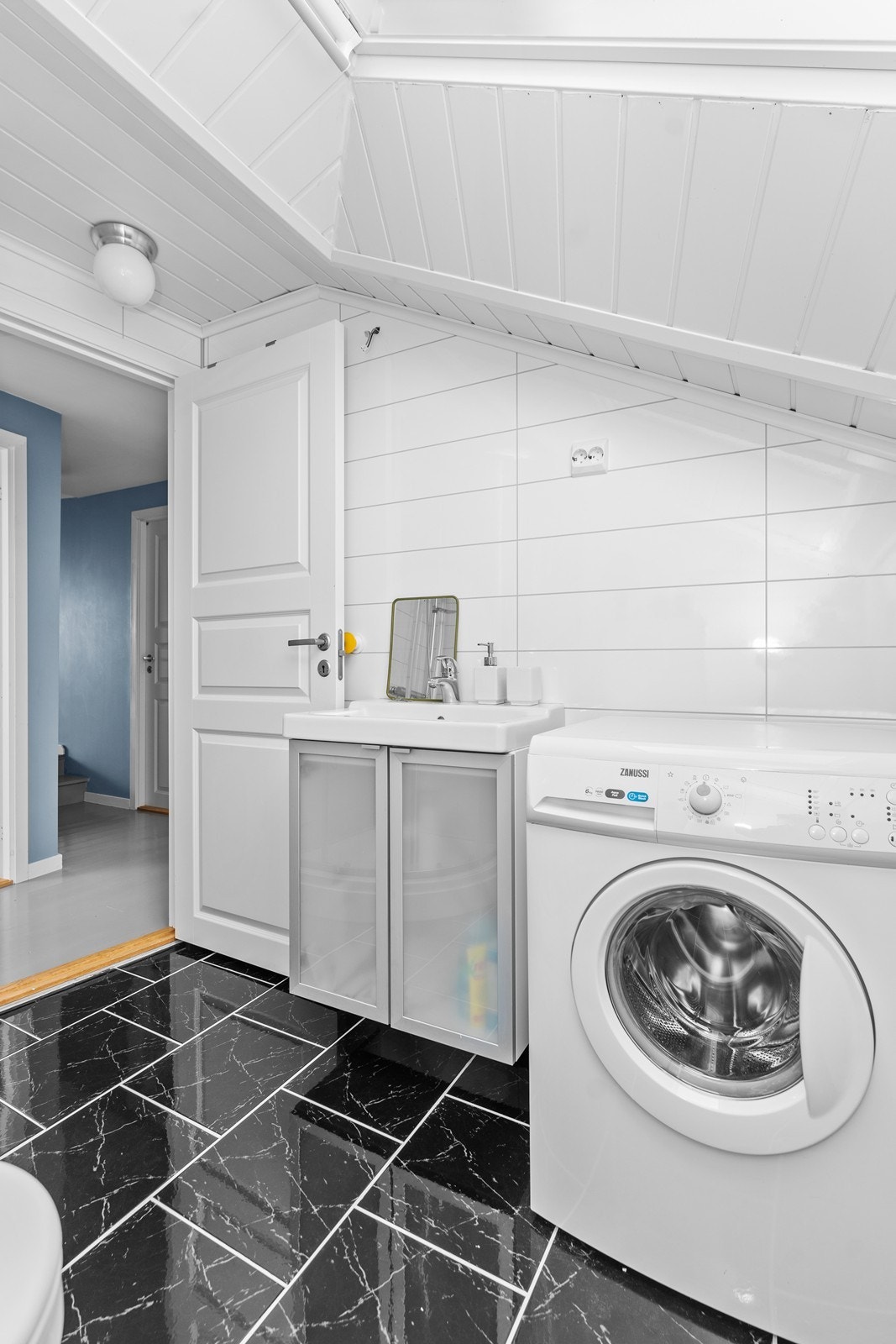 Badet er flislagt med elektrisk gulvvarme Galleribilde