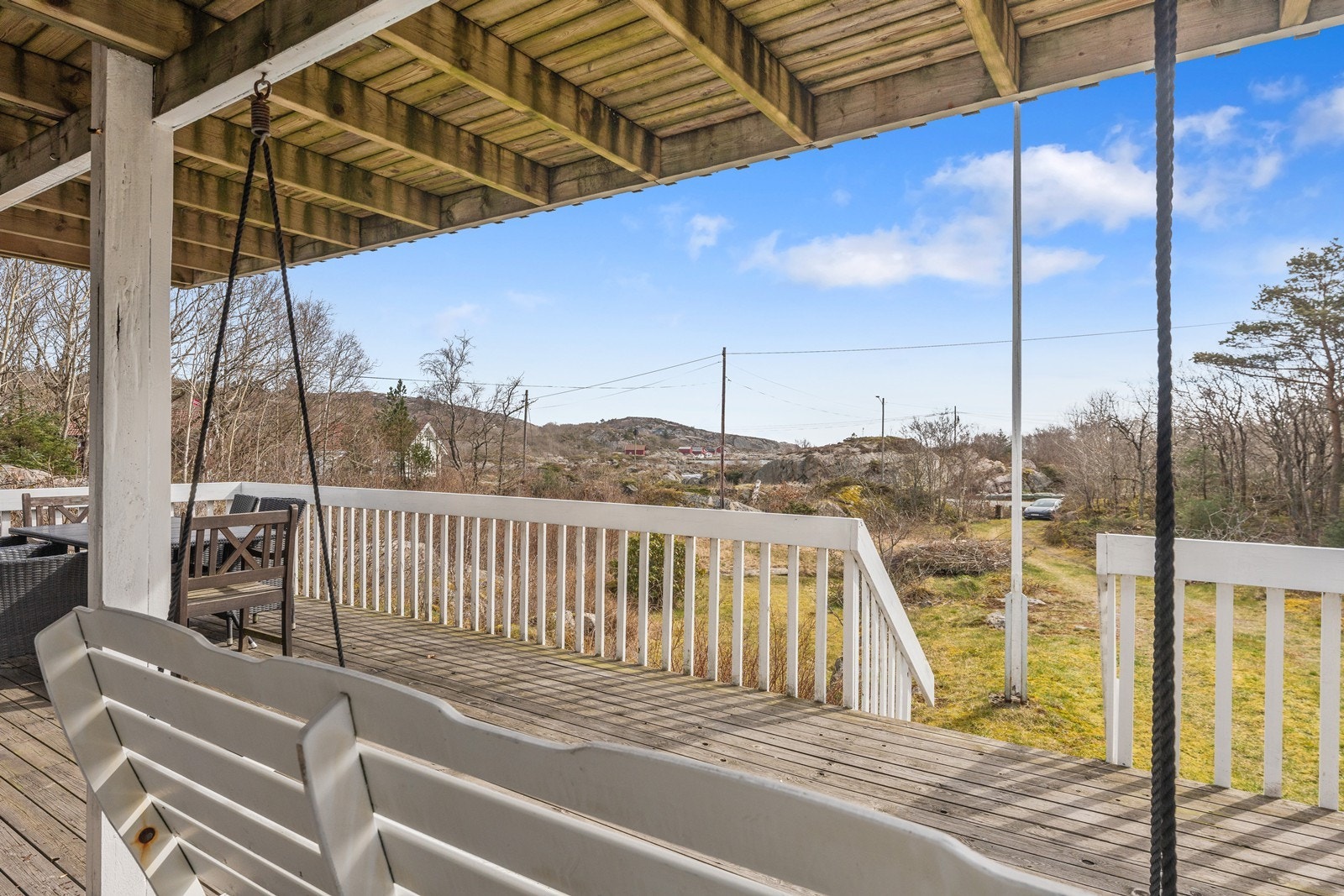 Uteområdet tilbyr perfekte fasiliteter for grillkvelder, hageleker og andre sosiale sammenkomster Galleribilde