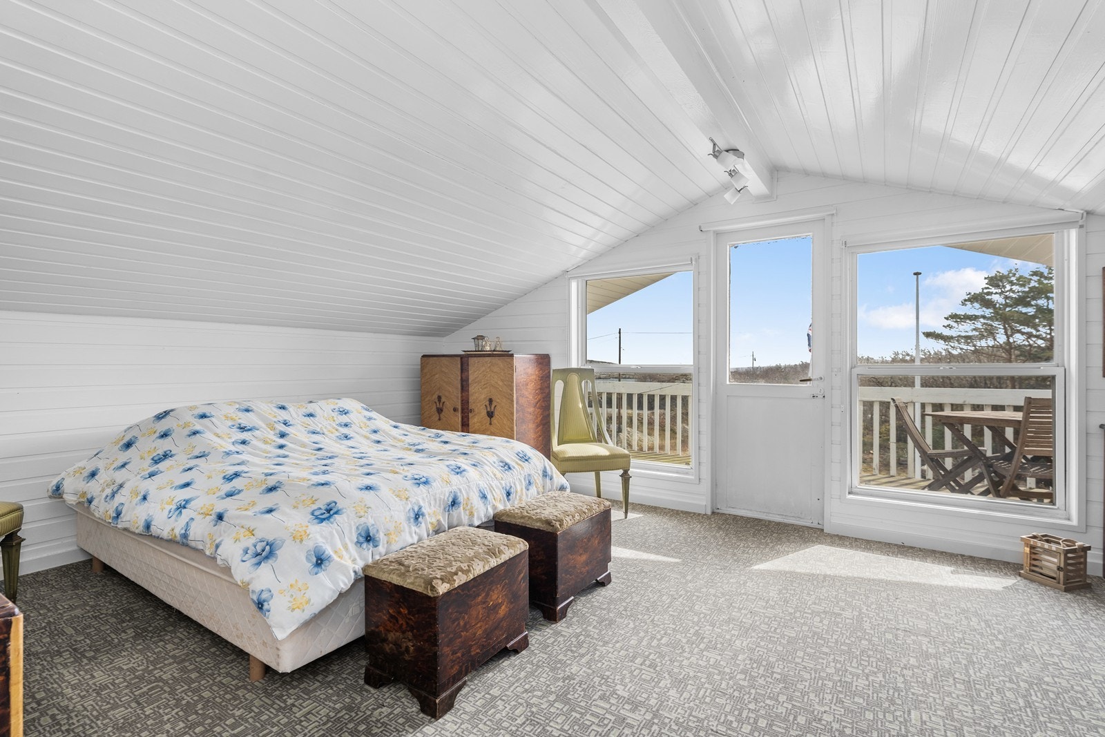 Fra rommet har man utgang til egen veranda med optimal utsikt Galleribilde