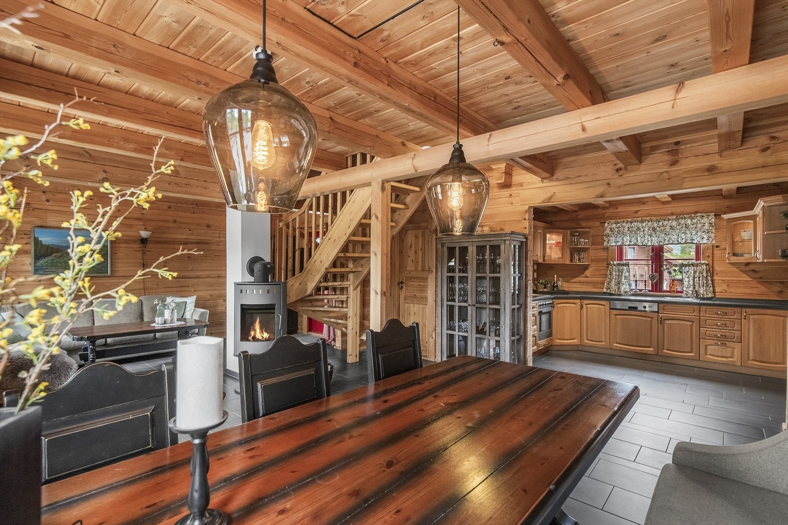 Hytten har flislagt gulv med gulvvarme. Galleribilde