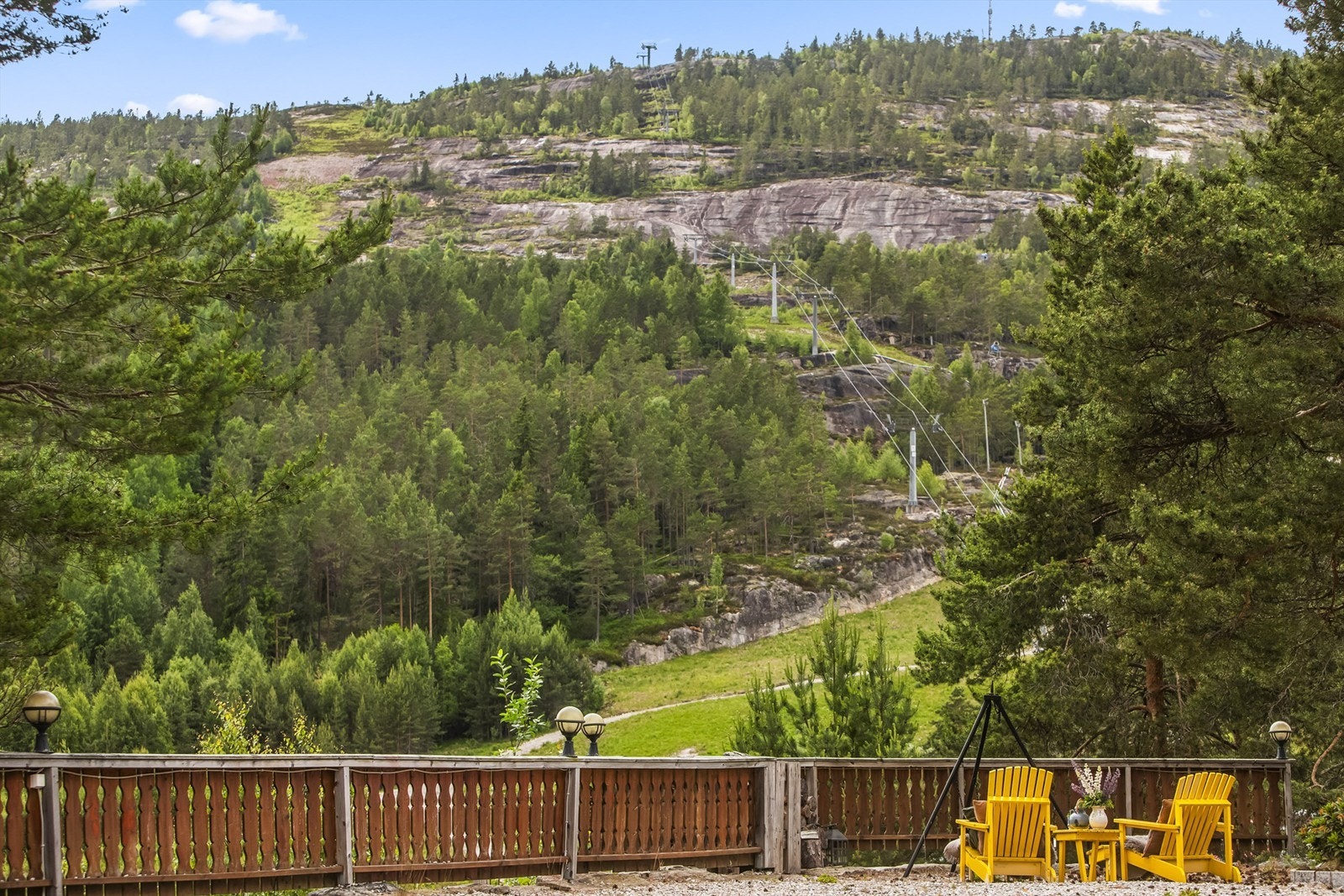 Utsikt opp mot skianlegget. Her ser man skiheisen opp fjellskrenten. Galleribilde