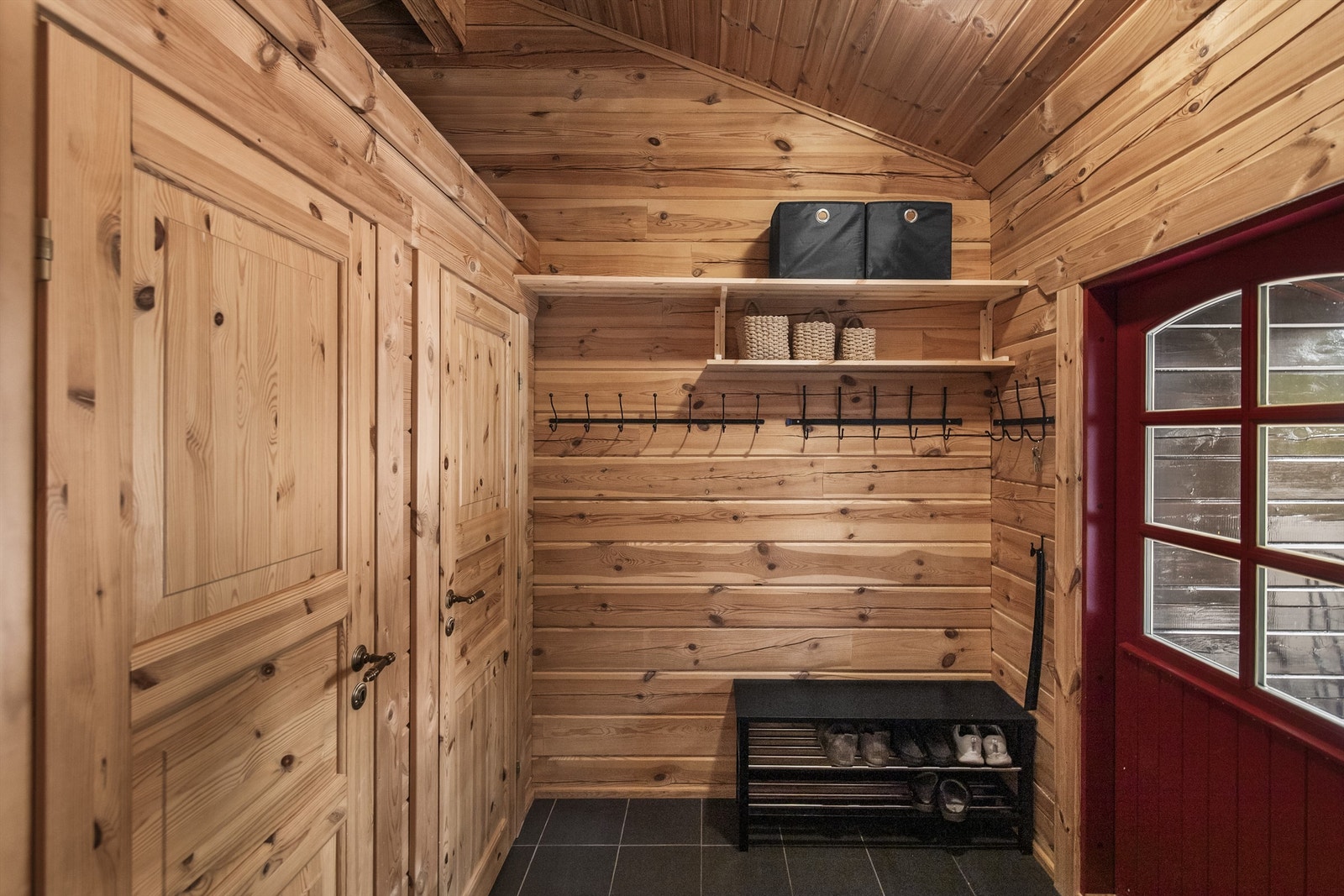 Over bodene er det en liten hems, hvor man kan lagre forskjellig. Galleribilde