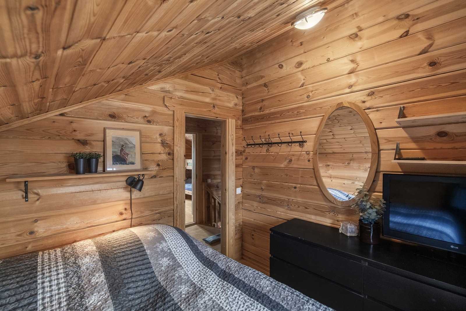 Sengen på rommet er en 150 seng. Galleribilde