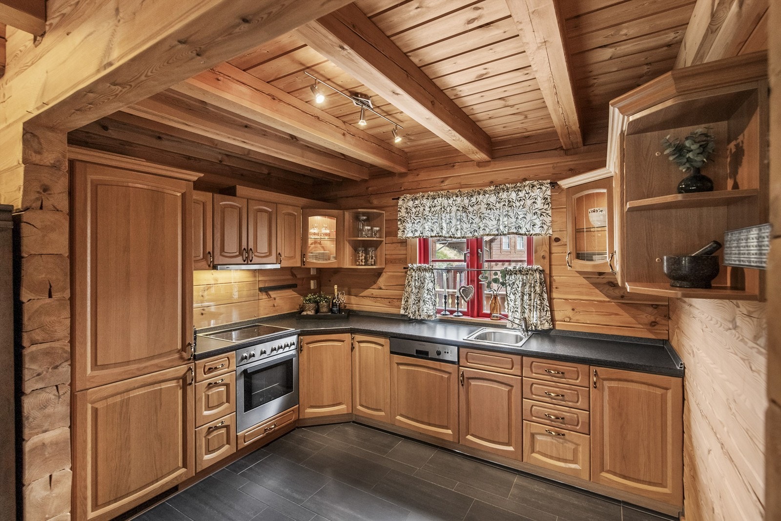 Flott, solid kjøkken med integrerte hvitevarer. Det er kjøl/frys i høyskap. Galleribilde