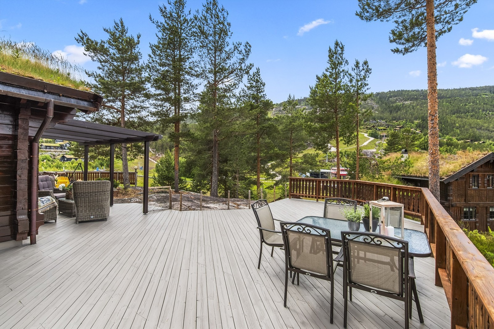 Når solen varmer i påsketider er denne store plassen godt brukt! Her kan man samles til lunsj i solen - enkelt for familien og farte til og fra bakken! Galleribilde