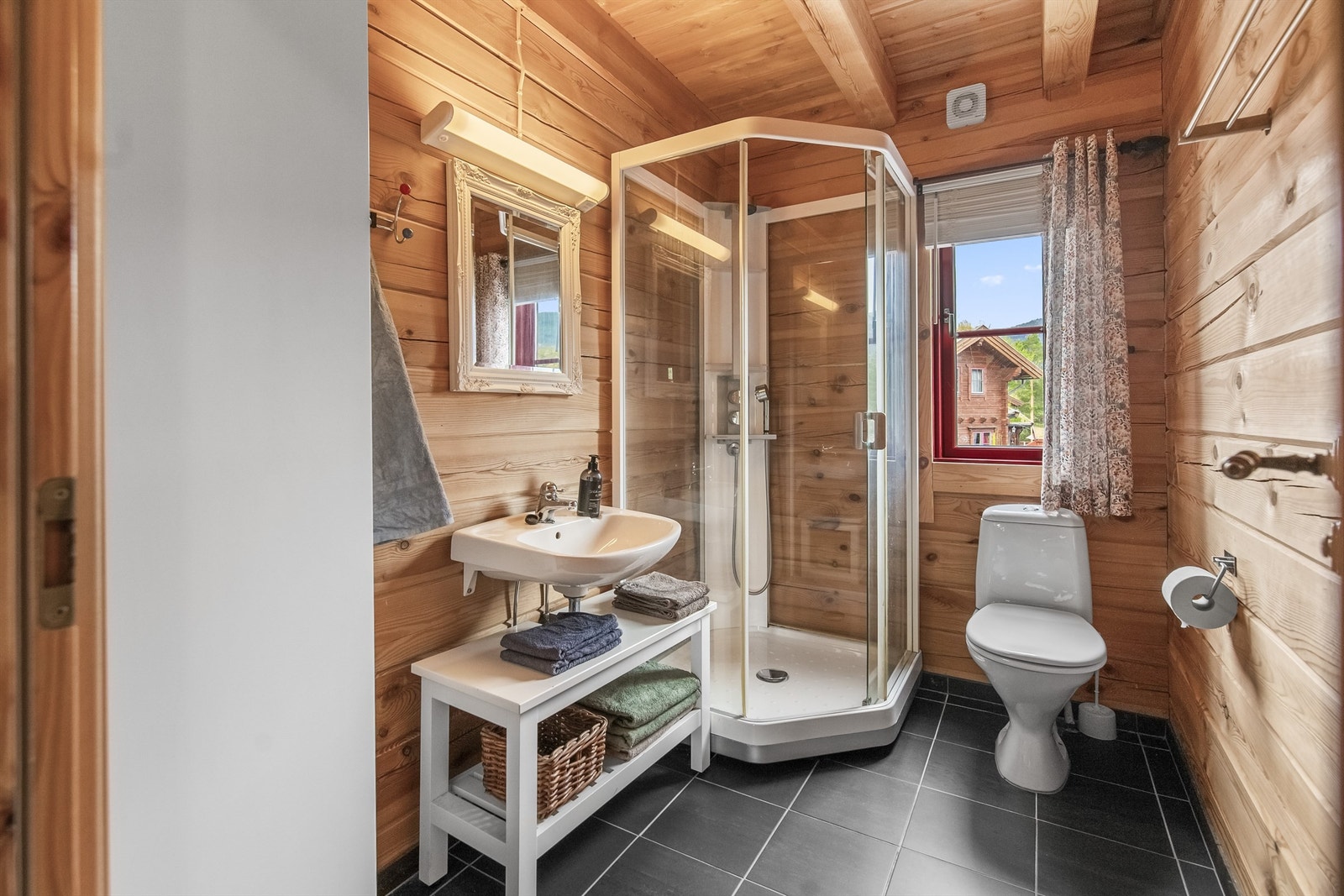 Bad i 1.etasje med dusjkabinett. Galleribilde