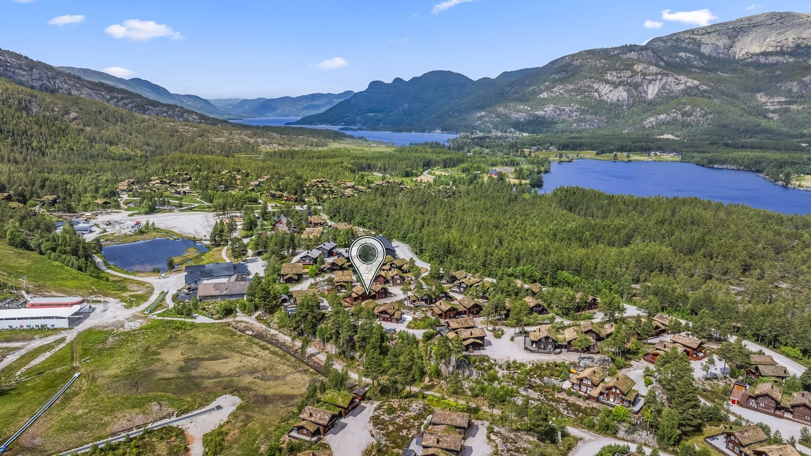 Vrådal er et idyllisk og attraktivt feriested som har vokst i popularitet de siste årene, og det med god grunn. Her får du ekte fjell- og naturopplevelser kombinert med et imponerende aktivitetstilbud, året rundt. Galleribilde