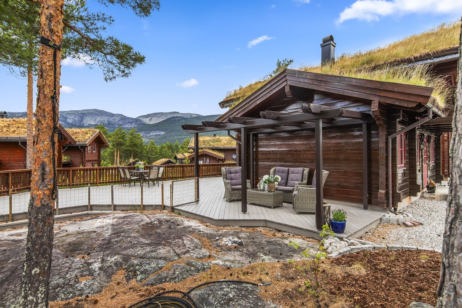 Nåværende eier har satt opp et lite gjerde da de har hatt småbarn på besøk/hund. Så kan de vandre fritt på terrassen uten at de stikker av! Galleribilde