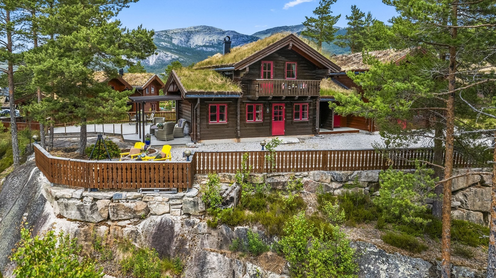 Det er stor gårdsplass med plass til flere biler. Gruset. Galleribilde