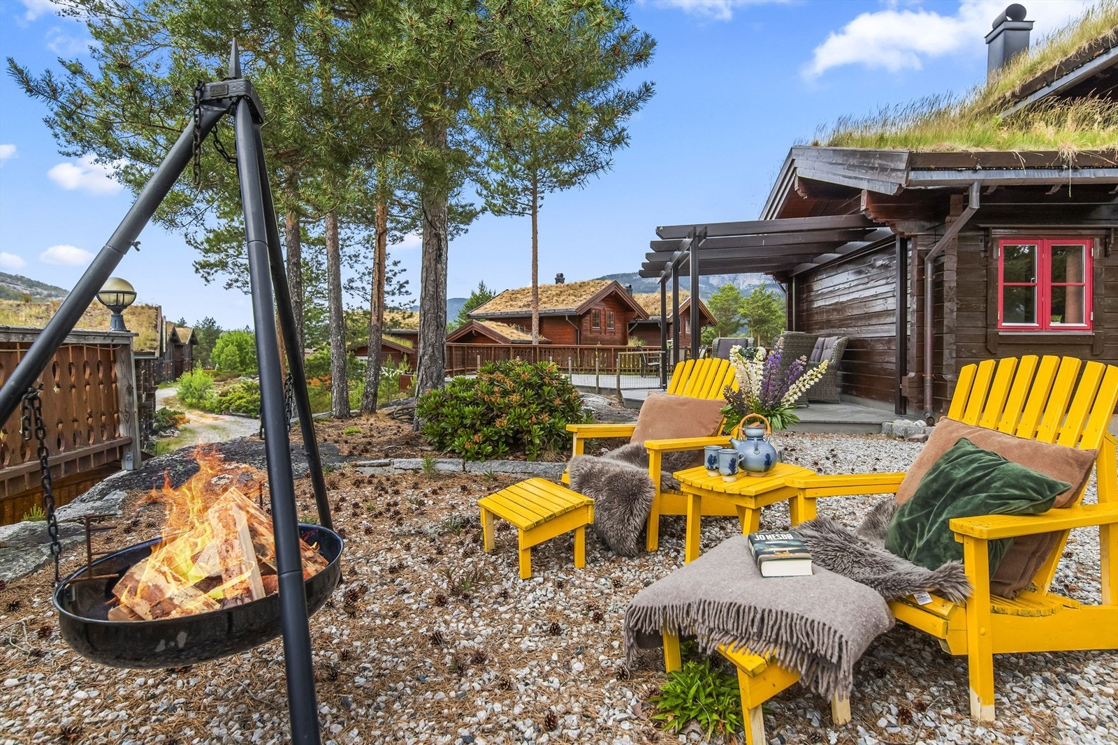 Hyggelig uteplass ved hytten. Dette er en plass som er etablert på en fellestomt, slik at dette kan brukes av alle seksjonene på tomten. Totalt 10 seksjoner. Galleribilde