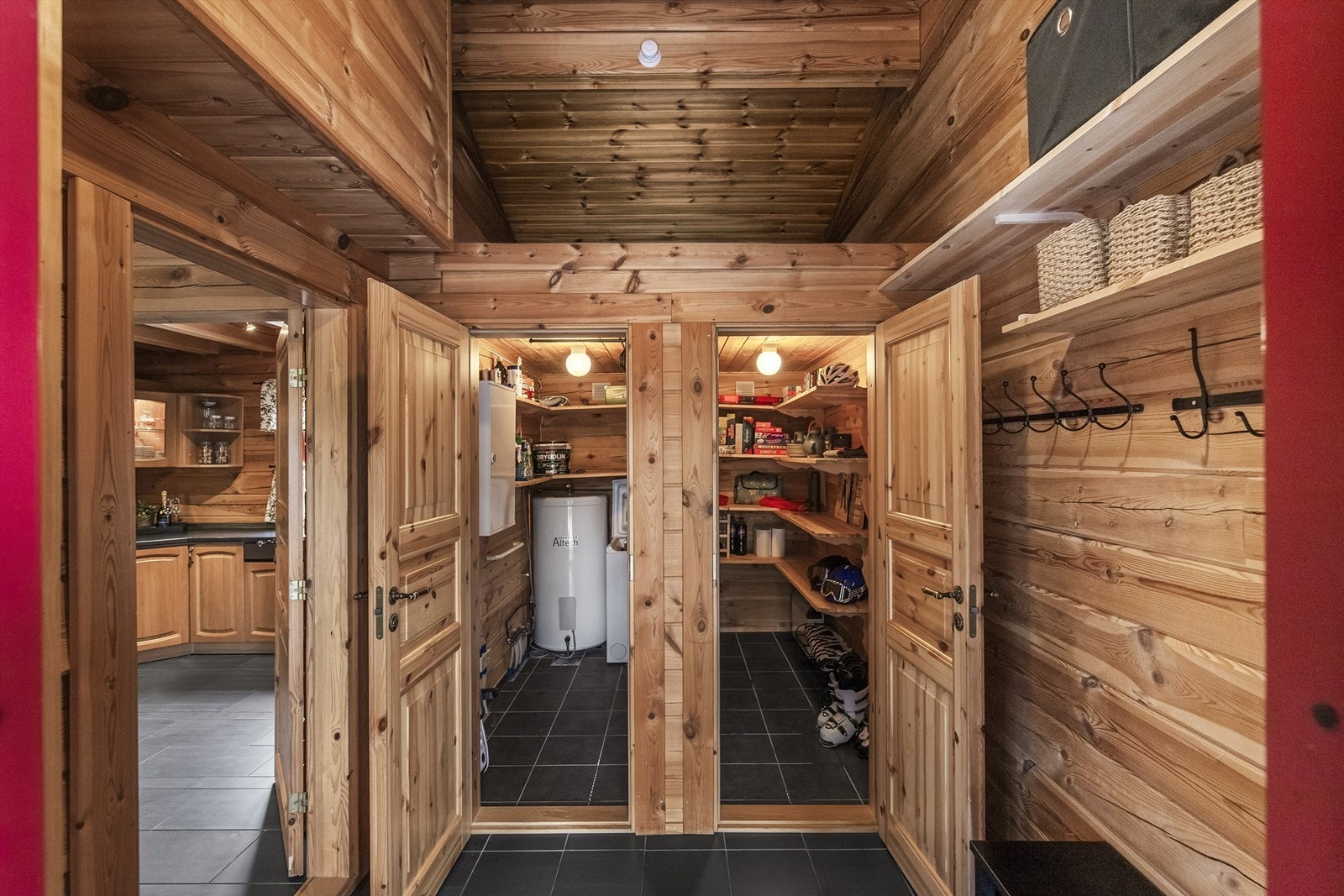 Ved inngangspartiet har man to romslige boder. Perfekt om du har skiutstyr og tørrvarer! Galleribilde