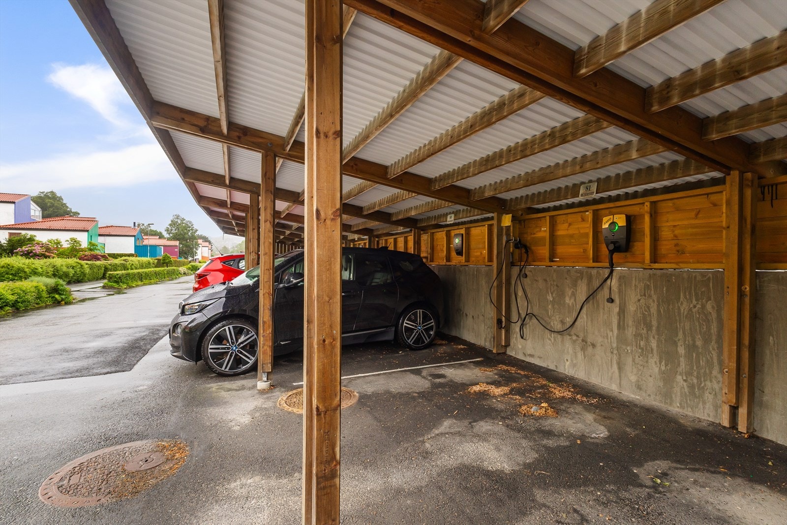 Det må søkes om fast parkering, men hver andel har rett på en parkering. Har man flere biler må dette søkes om. Galleribilde