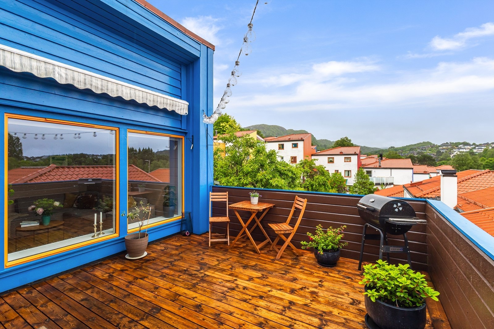 Boligen har en sjarmerende takterasse på ca. 15 m² som gir deg sol store deler av dagen! Galleribilde