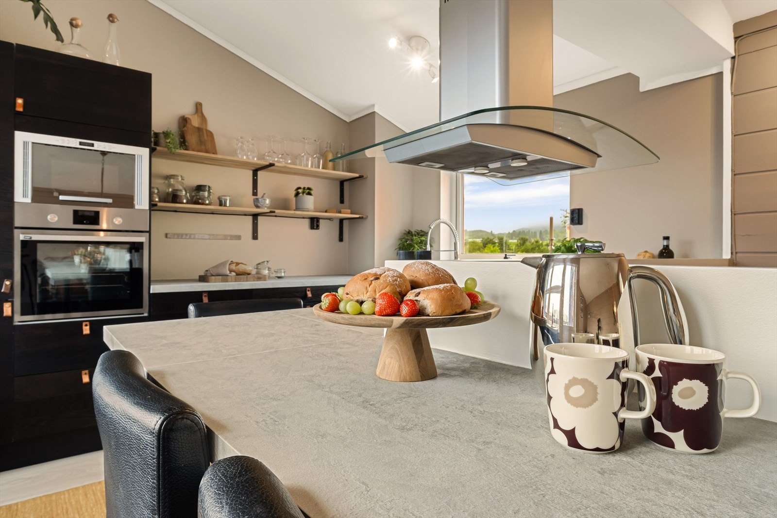 Kjøkkenbenken strekker seg langt - praktisk hvis man ønsker en frokostplass med barstoler. Galleribilde