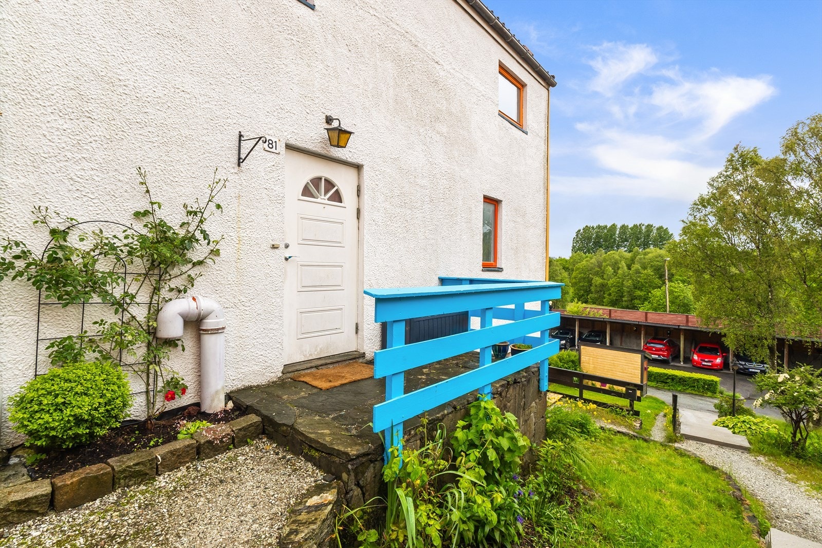 Grusstien følger deg opp til boligens inngangsparti. Galleribilde