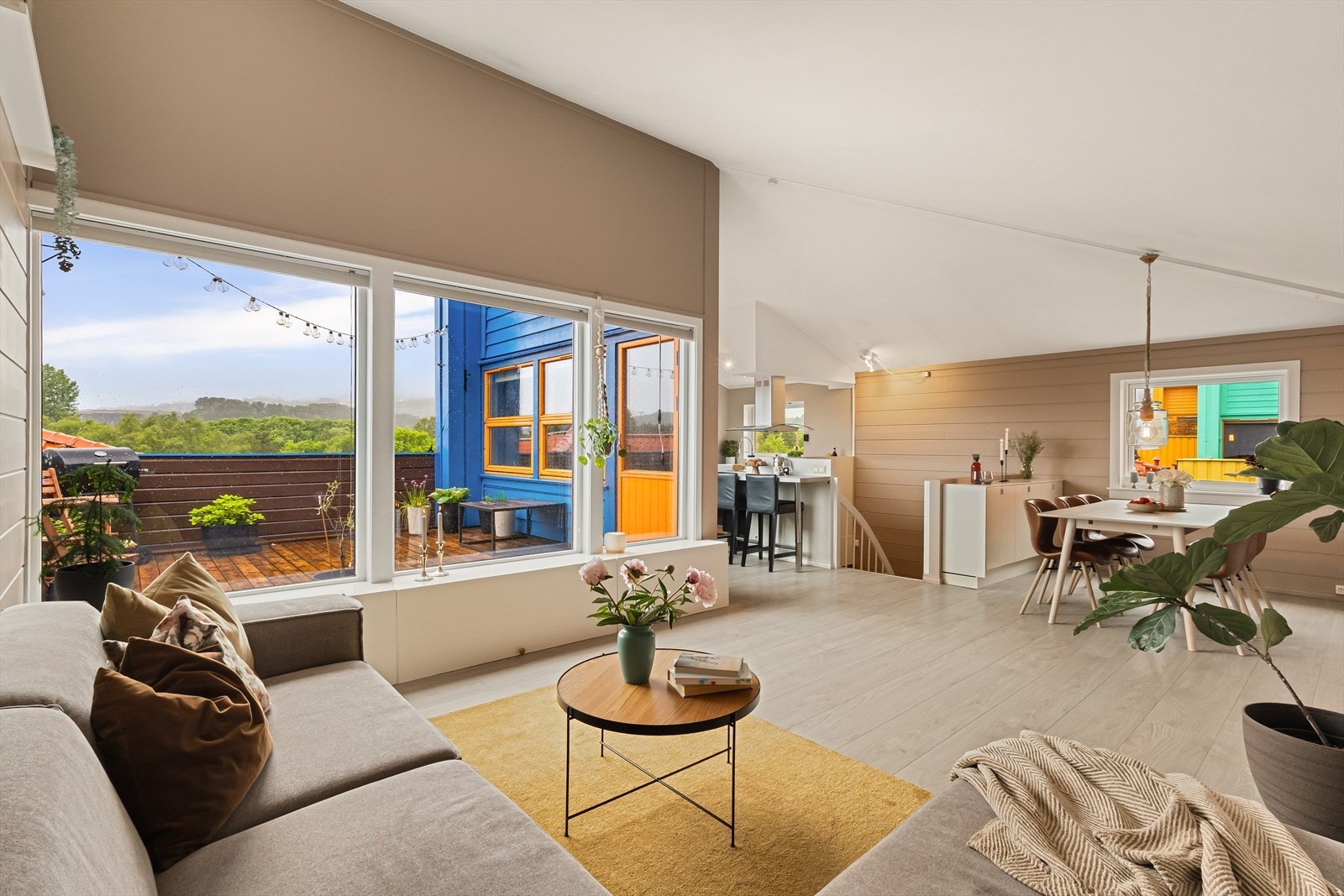 Lyst laminatgulv og malte vegger i tidsriktige toner gir deg det moderne inntrykket! Stue og kjøkken måler totalt 42,8 m². Galleribilde