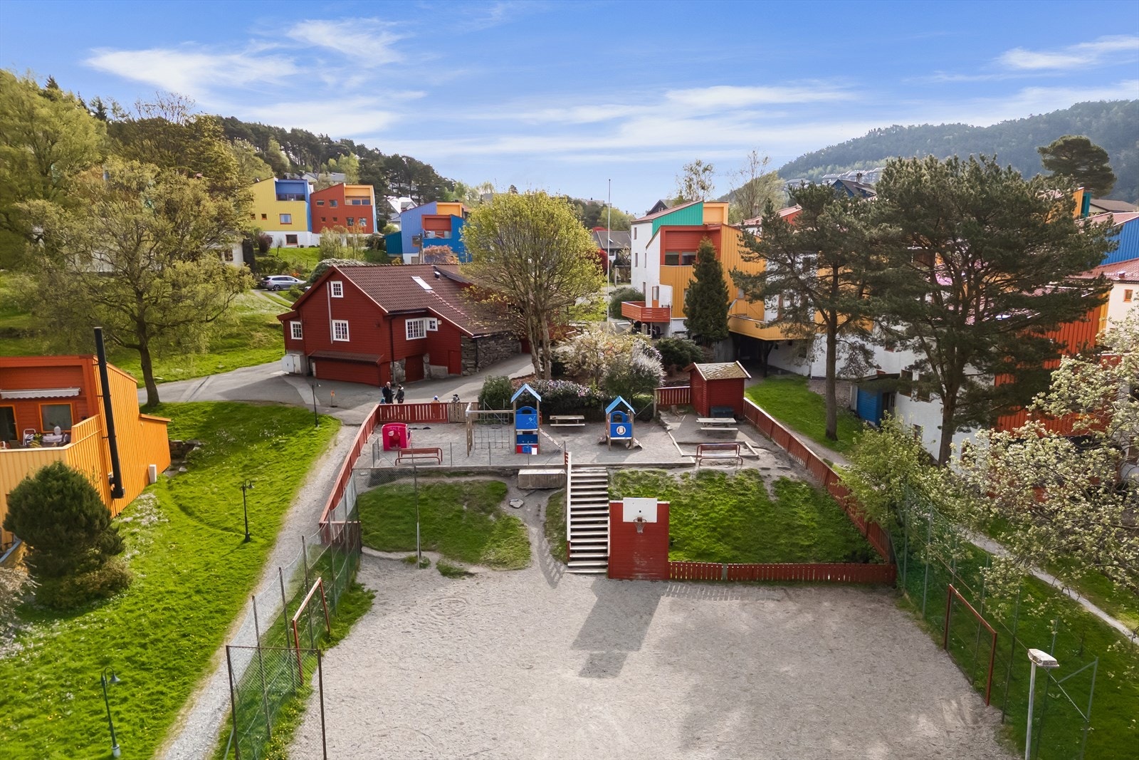 Flere fellesområder og barnehage midt i borettslaget gjør dette til et smørøye for barnefamilien. Galleribilde