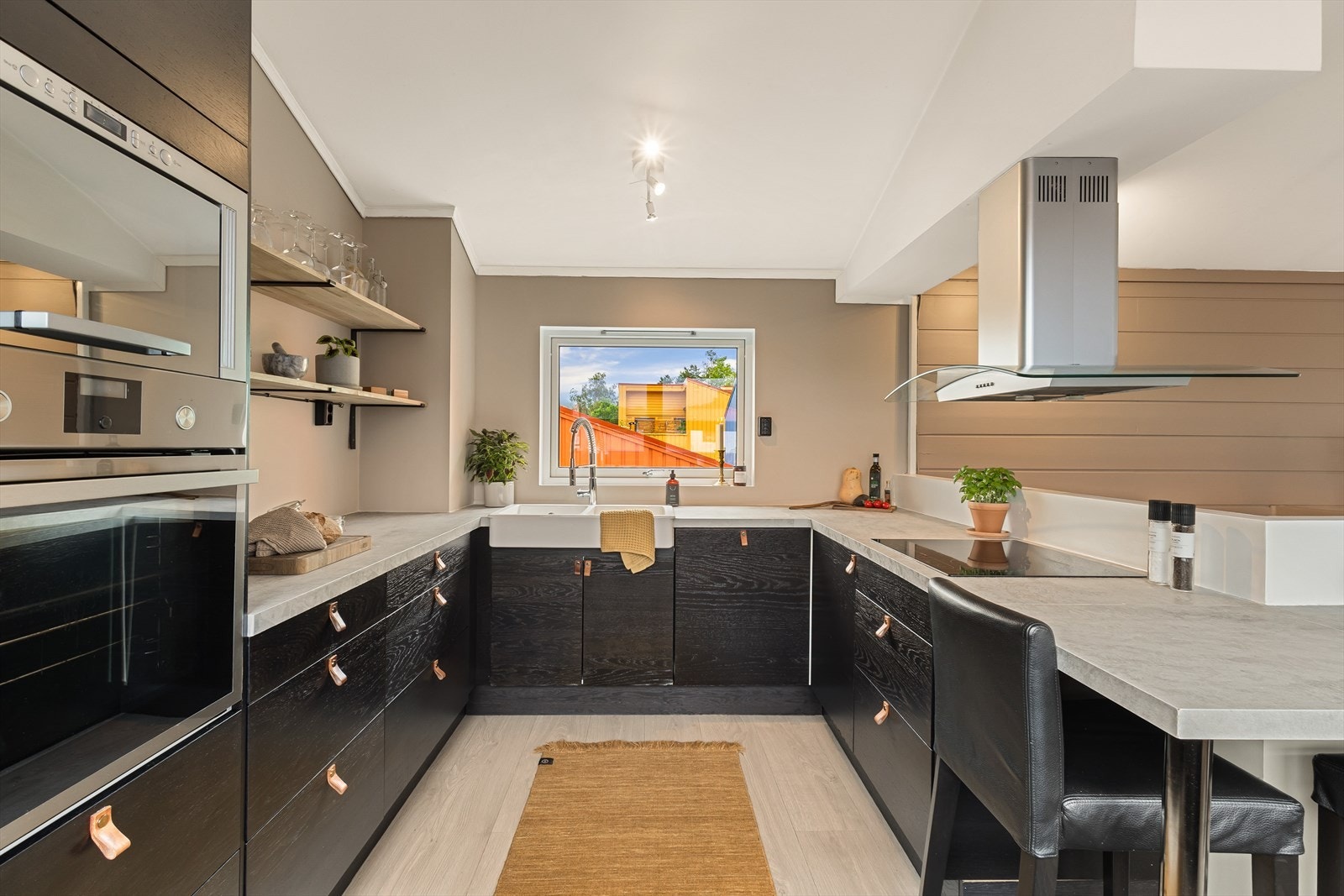 Kjøkkenet er levert av Ikea med laminert benkeplate og slette fronter. Galleribilde