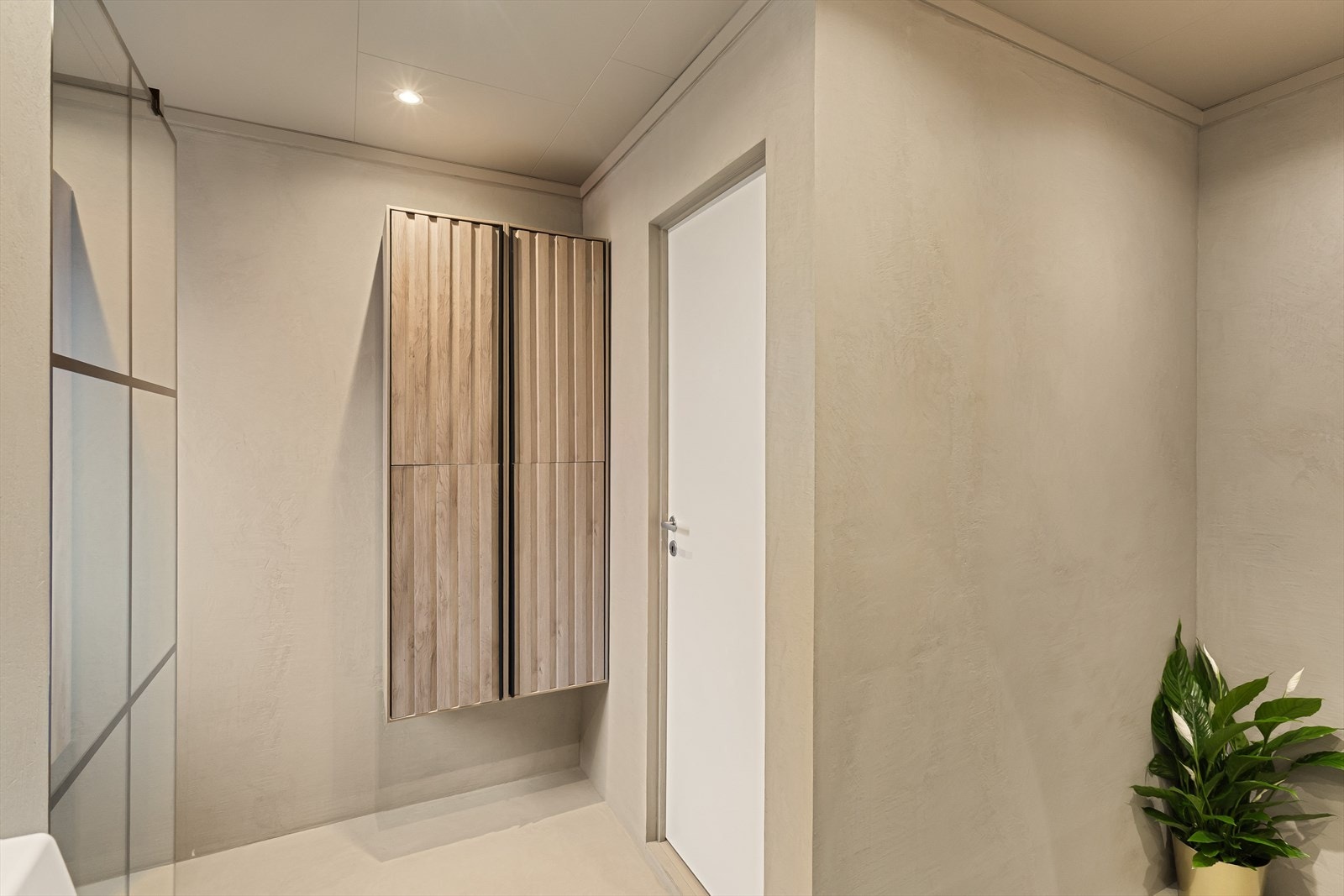 God plass til toalettsaker og det man måtte ønske i vegghengt skap. Galleribilde