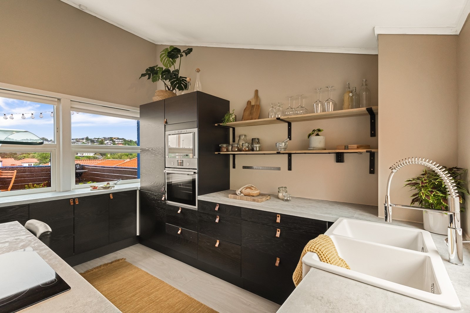 Alle hvitevarer er integrert, og de mørke frontene fungerer som en fin kontrast til de lyse overflatene. Galleribilde