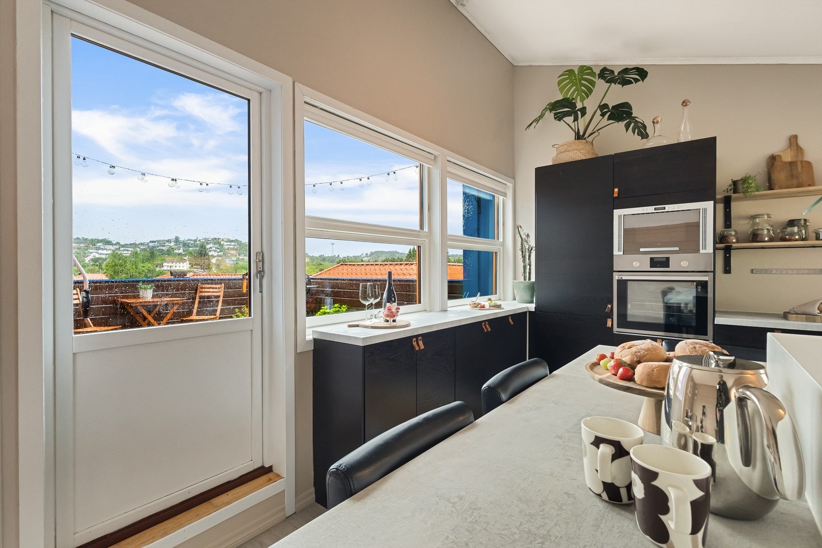 Fra kjøkkenet er det utgang til takterrasse - perfekt når middagen holdes utendørs! Galleribilde