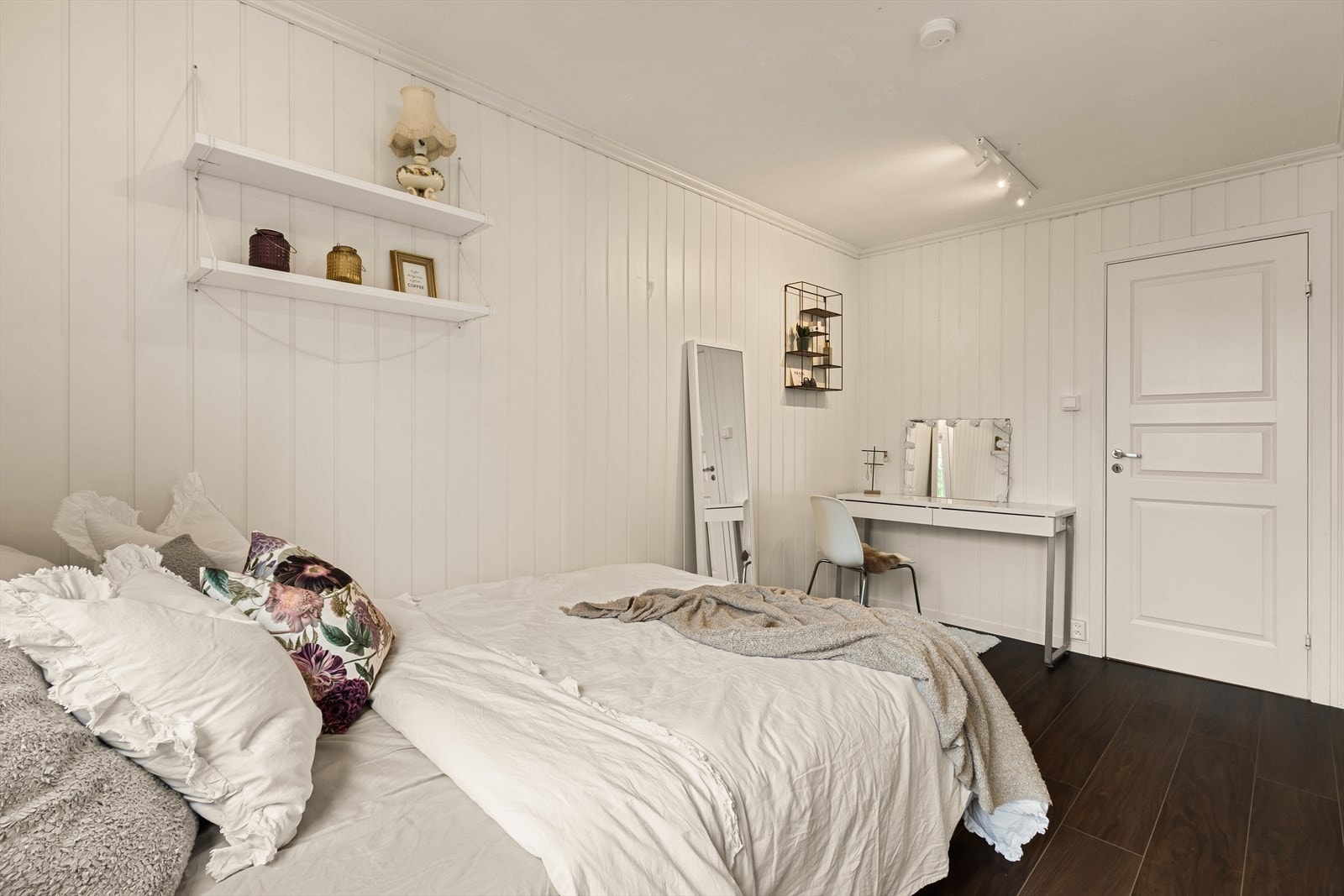 God plass til gamingpult, sminkebord eller hjemmekontor! Galleribilde