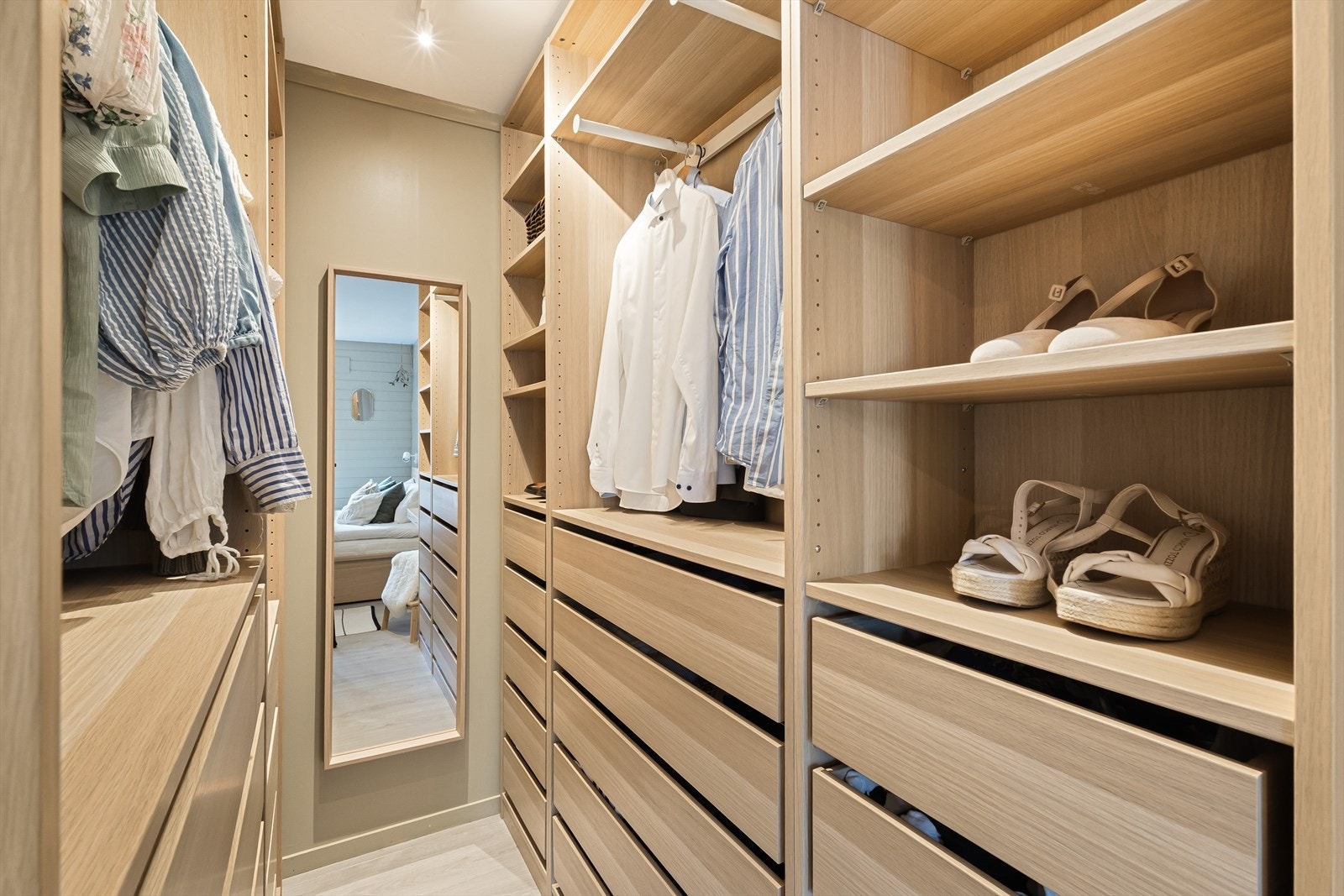 Soverommet har egen walk-in garderobe med god plass til oppbevaring av både klær og sko. Galleribilde