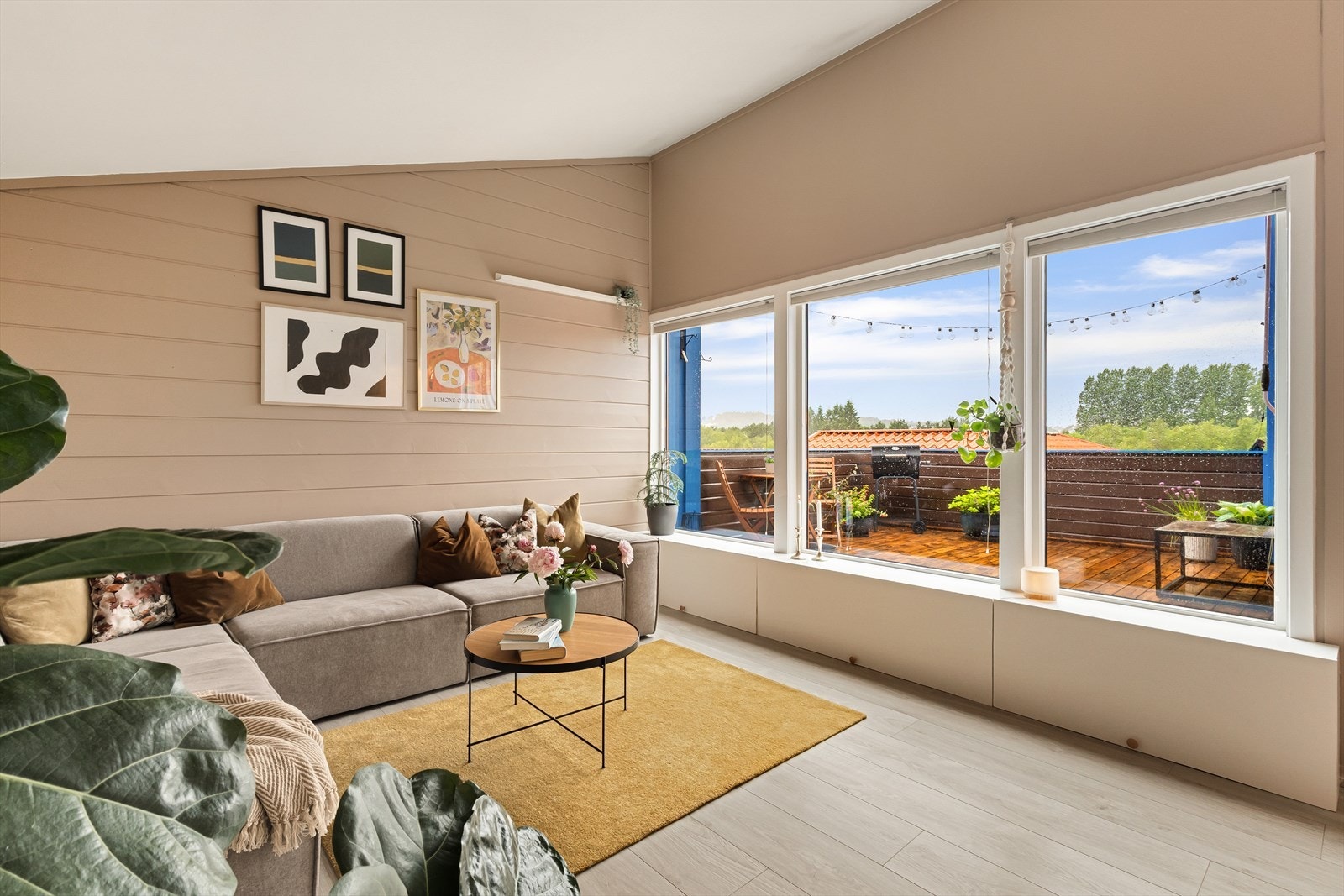 Stuen byr på en fantastisk takhøyde på opptil 3,4 meter! Galleribilde