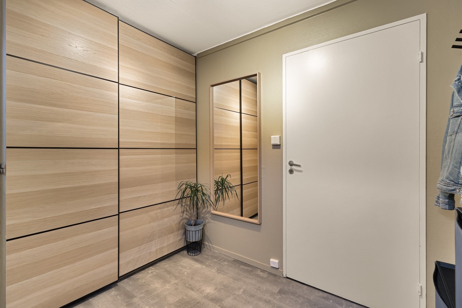 Stor skyvedørsgarderobe som gjør det enkelt å holde entrèen ryddig. Galleribilde