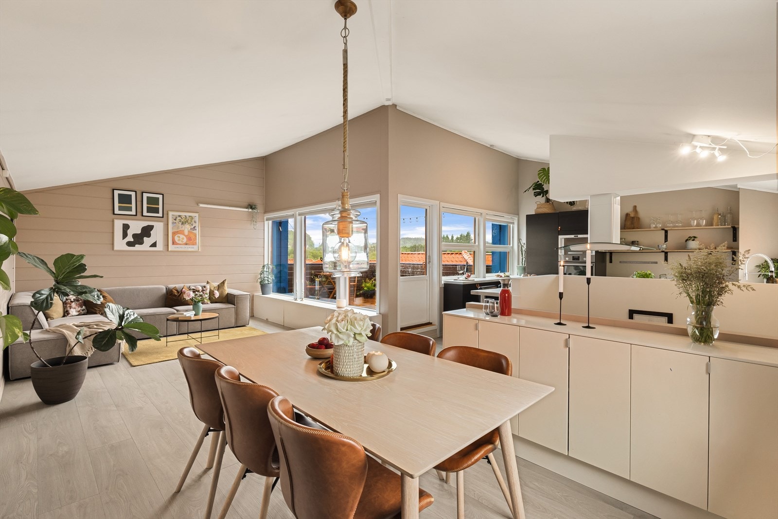 Praktisk planløsning med god plass til stort spisebord. Galleribilde