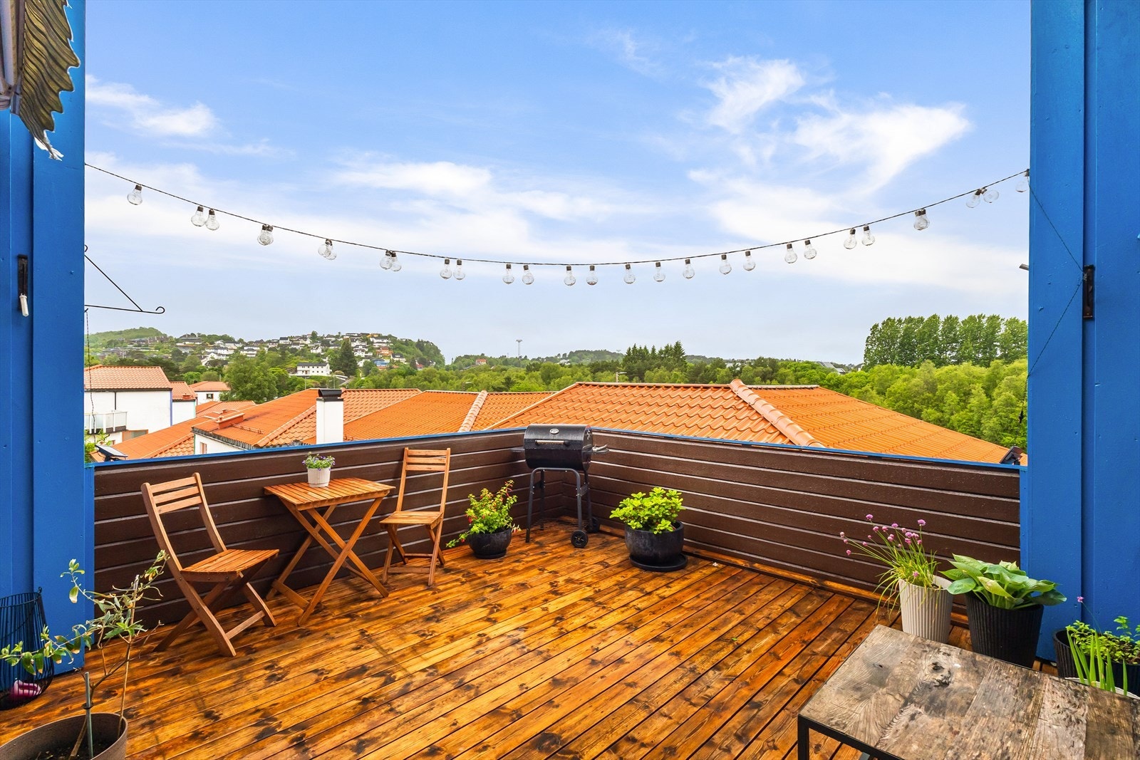 En flott familiebolig sentralt i Åsane, med fin intern beliggenhet hvor du har utsikt over nabohusene! Galleribilde