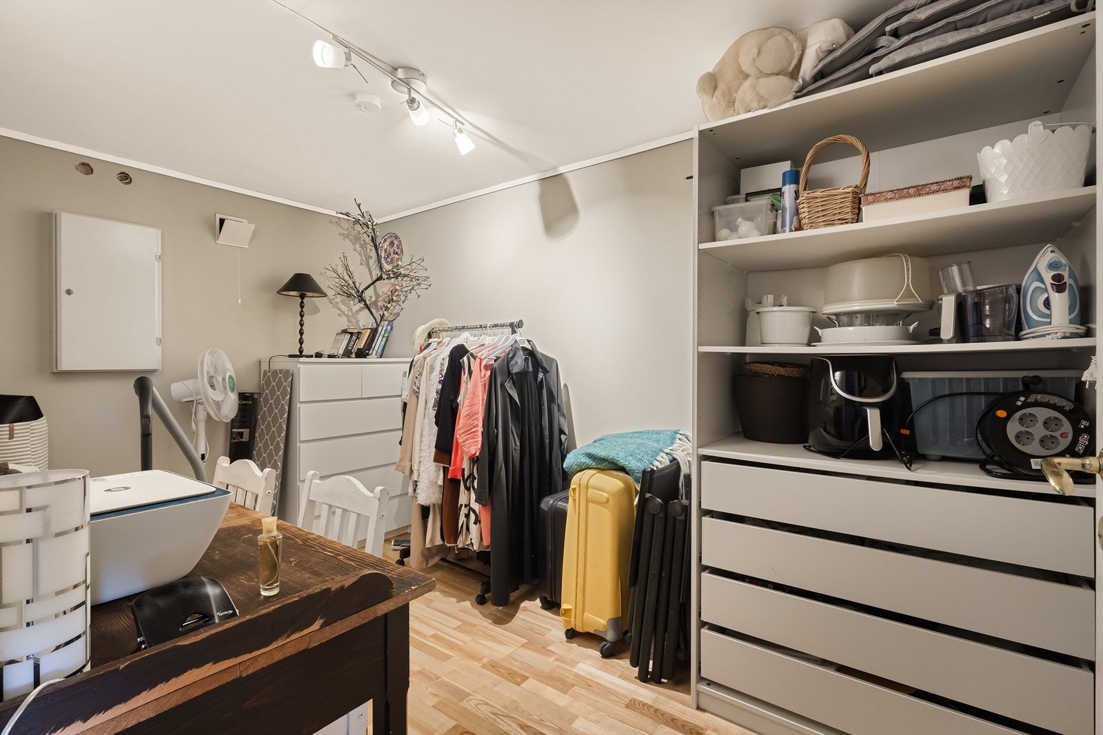 Praktisk og stor bod i underetasjen. Opprinnelig er hele etasjen tegnet inn som bodareal, hobbyrom og vaskerom, med trapp ned fra gangen i hoveddelen. Galleribilde