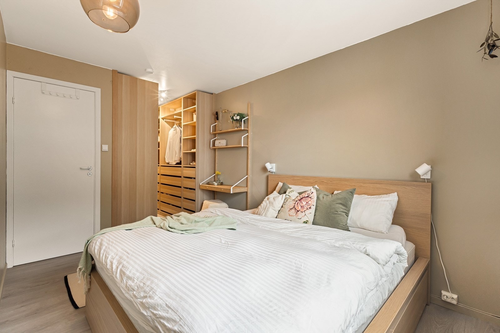 Her har du god plass til dobbeltseng, nattbord og garderobe. Galleribilde