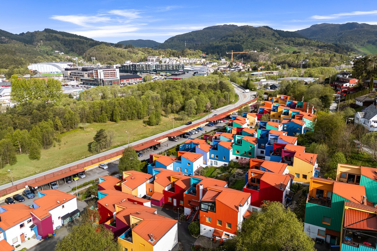 Ved Rolland skole finner du ett godt aktivitetstilbud med fotballbane, svømmehall og fine turstier. Videre kort vei til fine turmuligheter opp Rollandsfjellet. Galleribilde