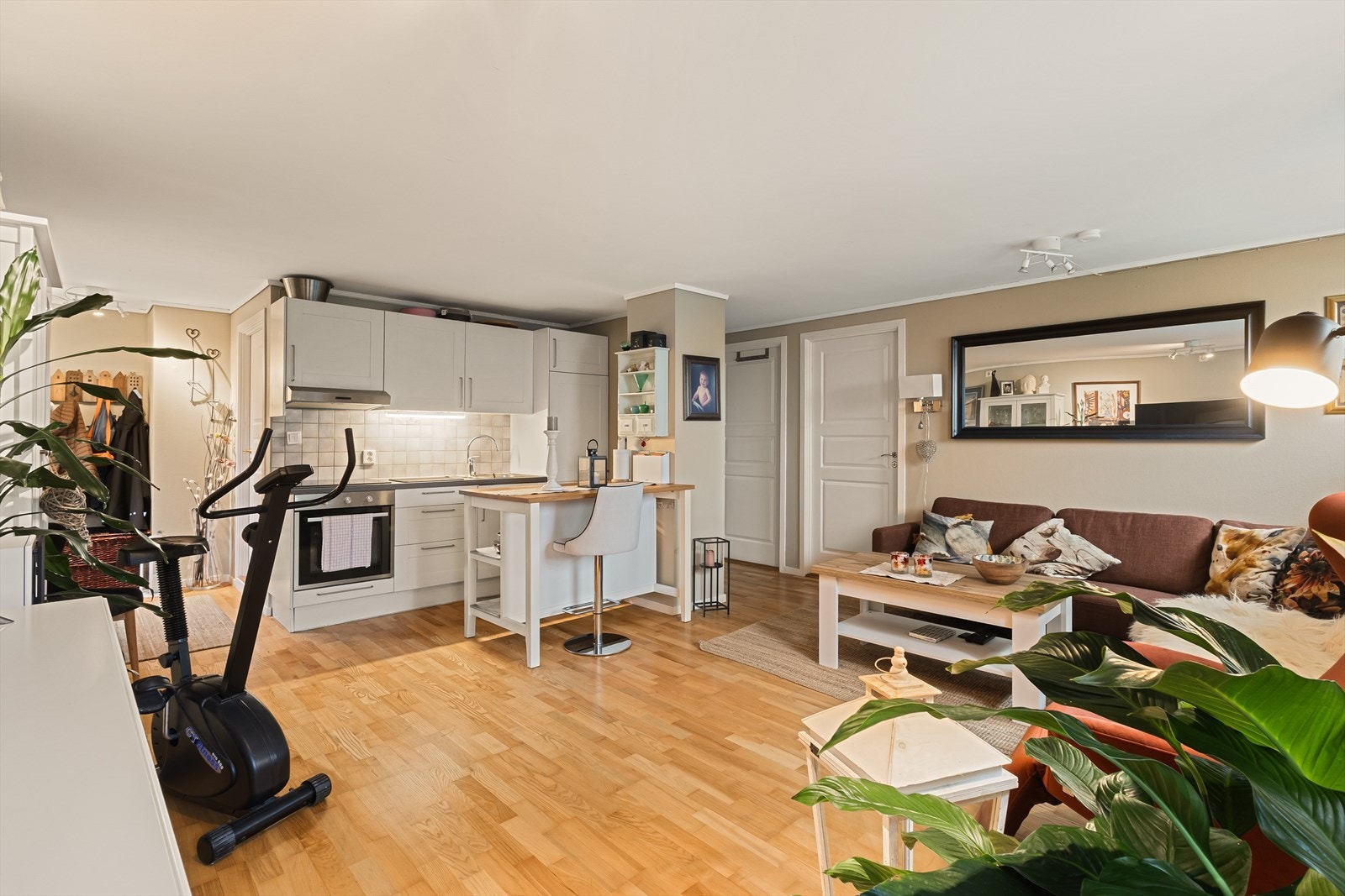 Romslig stue/kjøkken på 27,6 m². Galleribilde