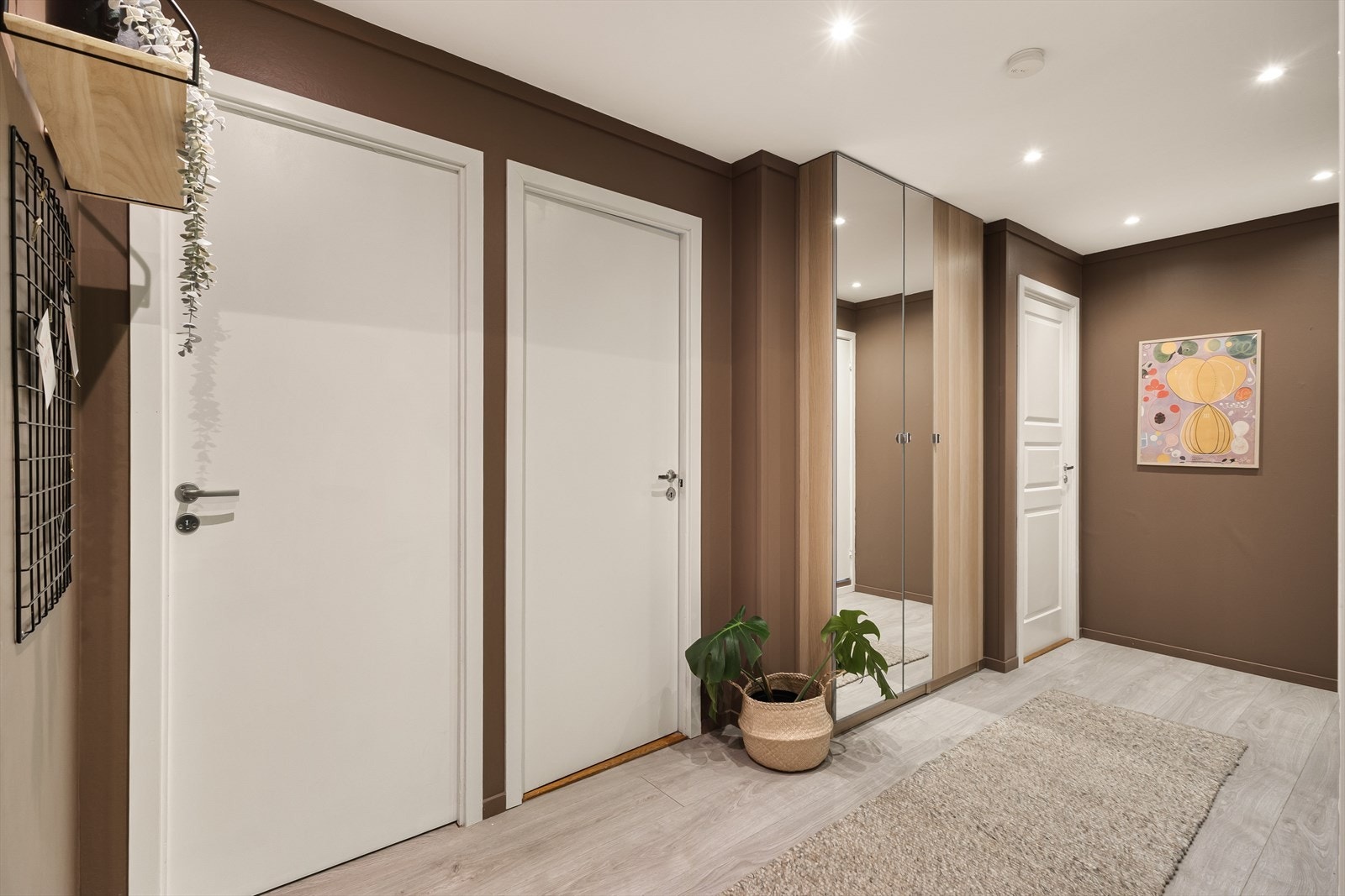 I 1. etasje er det 3 soverom, entrè, bad og kott. Galleribilde