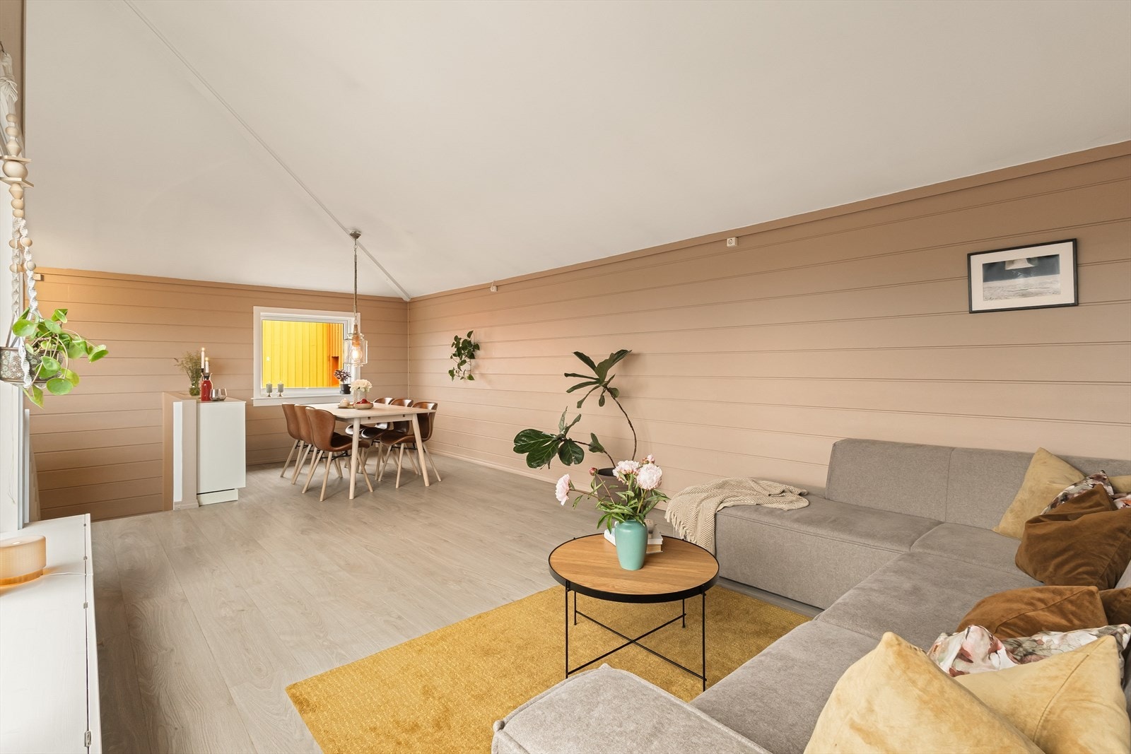 Et flott oppholdsrom der du kan ha flere sosiale soner. Galleribilde