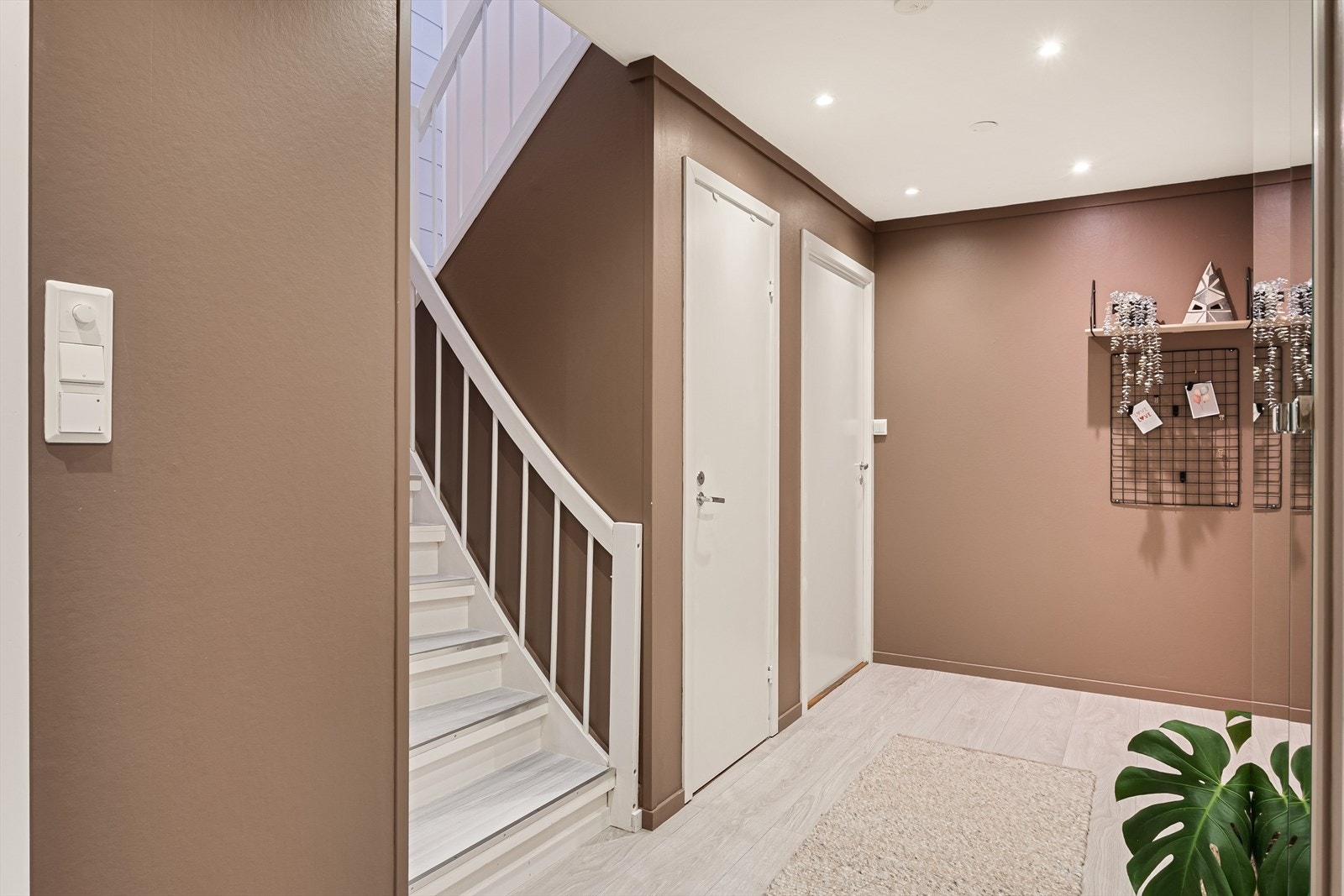 I 1.etasje finner du resten av rommene i huset. Gangen er malt i tidsriktige toner og har spotter taket. Galleribilde