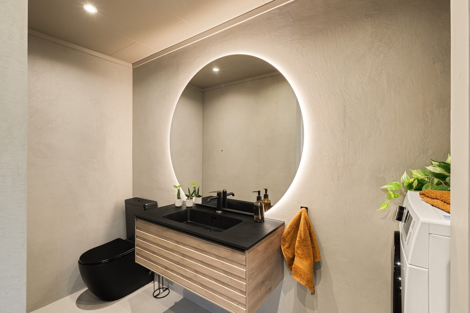 Mikrosement på overflatene, spotter i taket og ny baderomsinnredning gir deg spafølelsen! Galleribilde