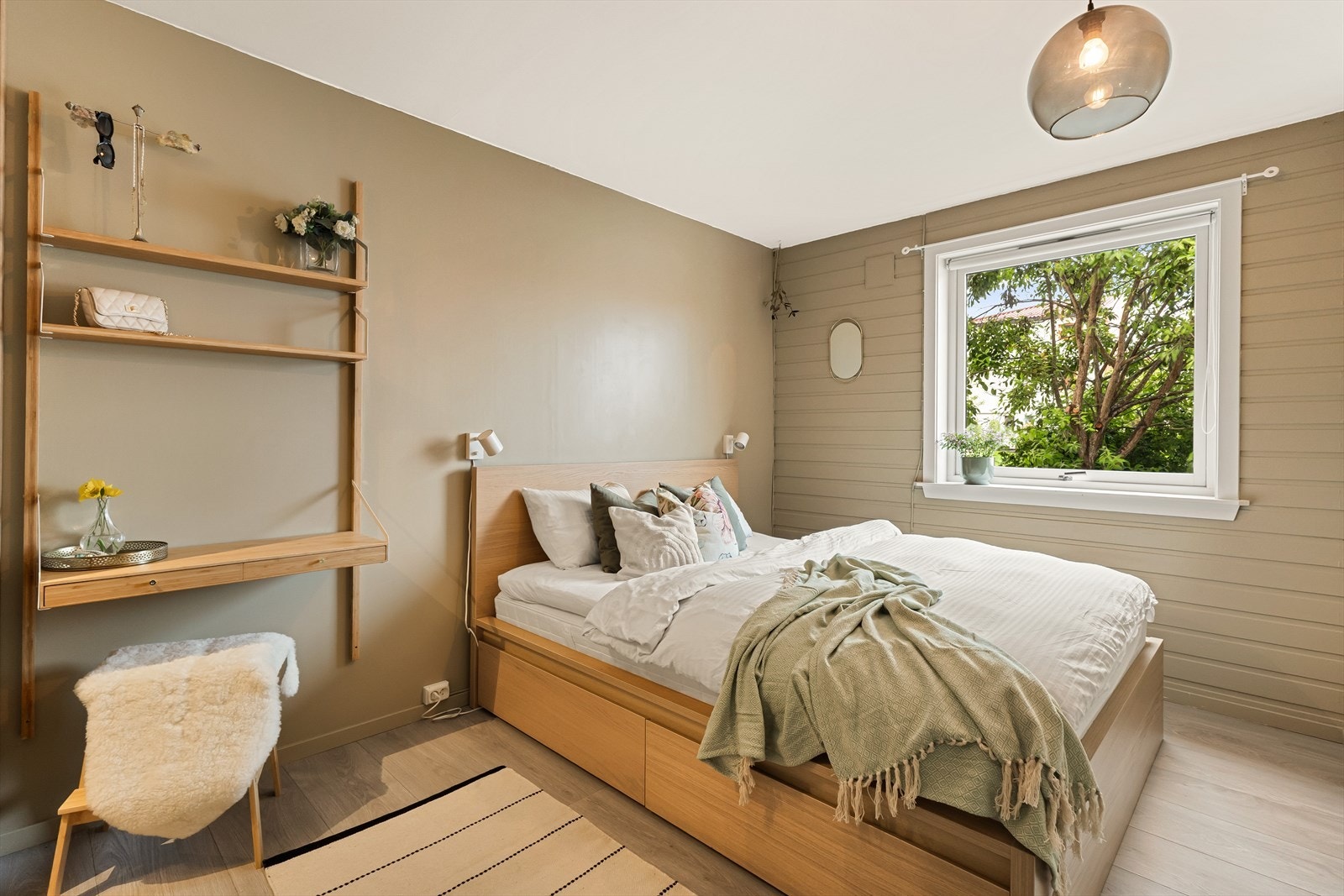 Svært romslig hovedsoverom på hele 12,6 m² med en behagelig farge på vegg. Galleribilde