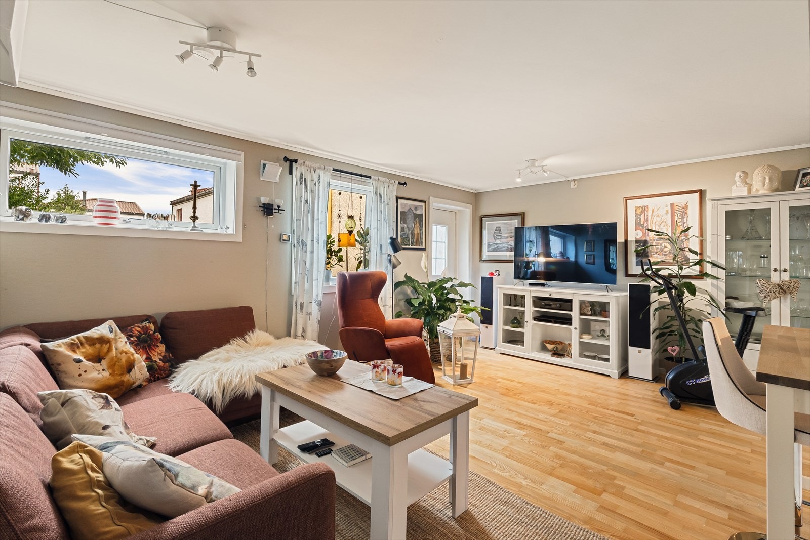 Underetasjen leier i dag ut for kr. 10 000,- i måneden. Galleribilde