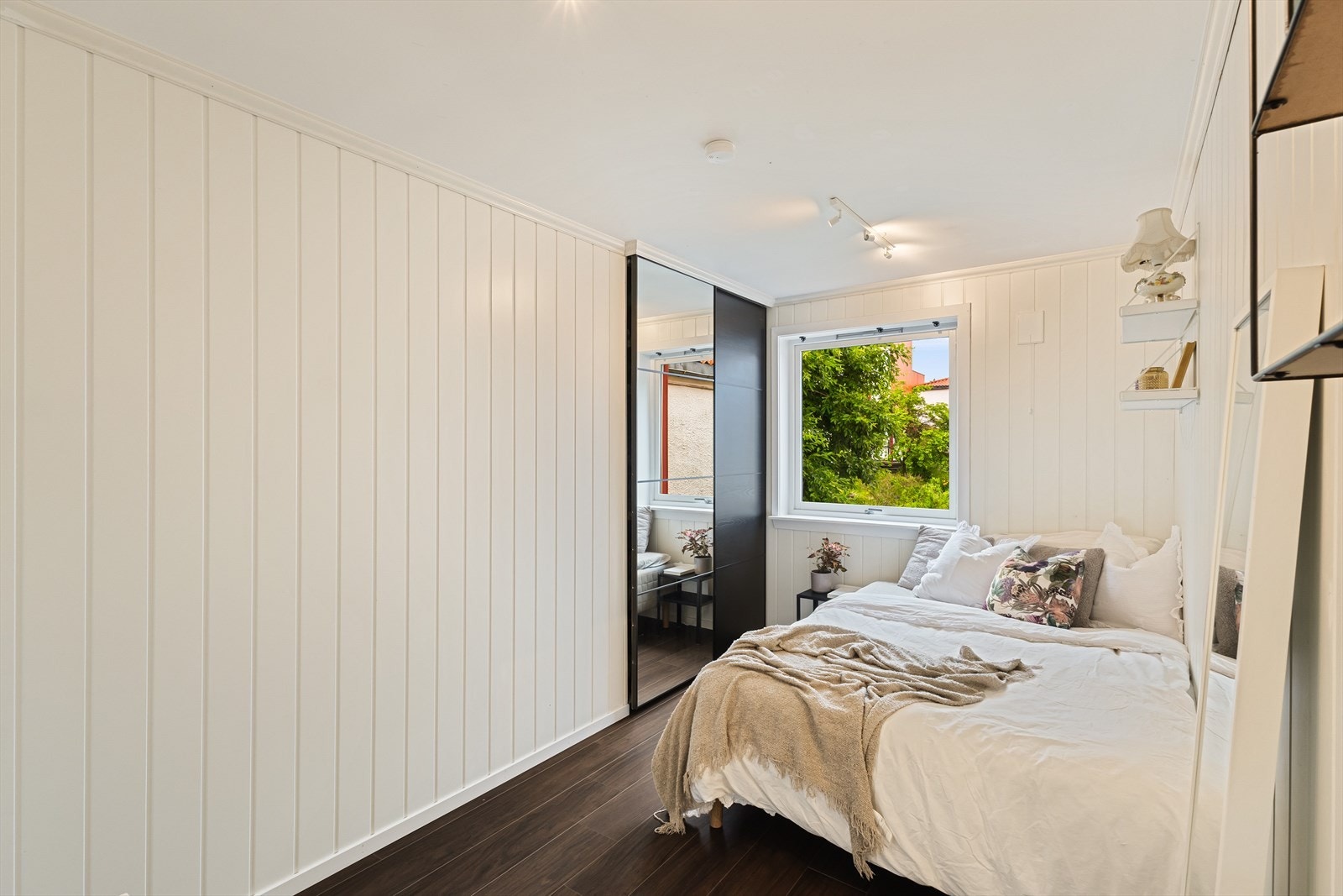 Det tredje soverommet har også praktisk innebygd skyvedørsgarderobe, som gir deg mange innredningsmuligheter i rommet! Galleribilde