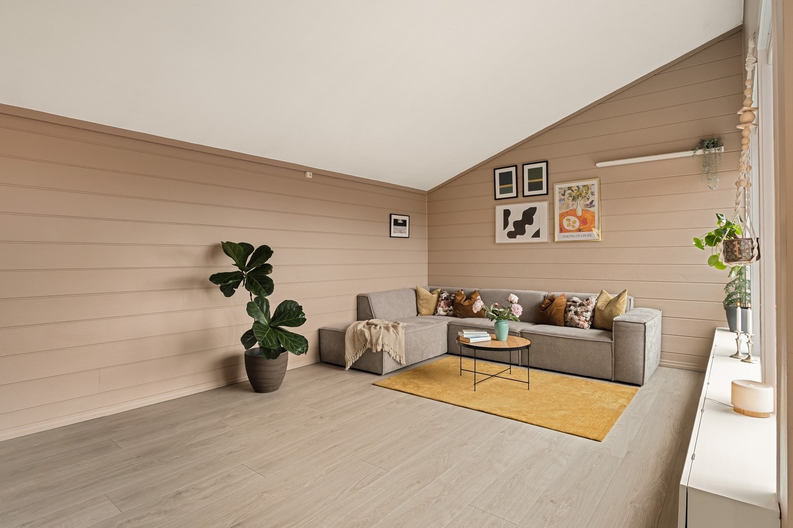 God plass til stor sofa der du kan samle hele familien! Galleribilde