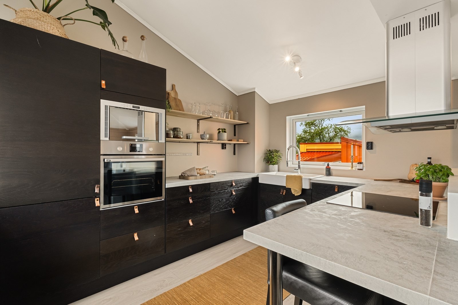 Praktisk kjøkken med rikelig benkeplass - der hobbykokken kan briljere! Galleribilde